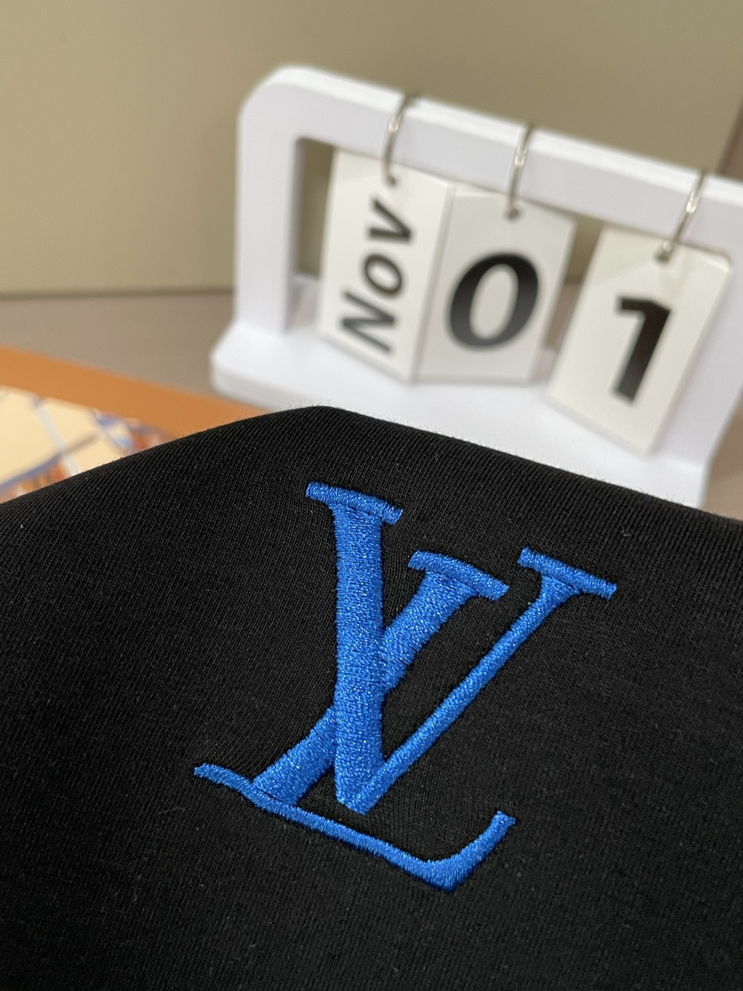 . 
P170
Lv  圆领套头卫衣；经典套头男女同款，简约大气系列单品，低调奢华大气百搭款！

卫衣选用客供100%高克重棉质面料精制而成，内里紧密且既极具亲肤感的，井然有序的排列着，手感超级柔软细腻舒适，面料质感堪称顶级！低调且辨识度十足，彰显品牌独有的时尚魅力值！版型上身标准中性的款式，超级百搭好穿，男女都可轻松上身演绎，打造出最简约流行的主流

尺码：XS-L


