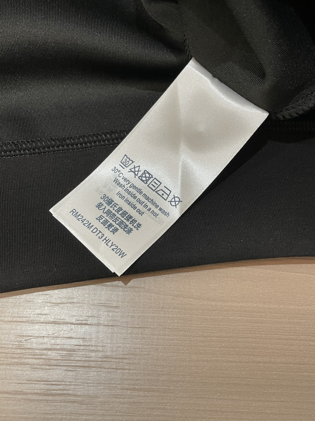 . 
P170
Lv  圆领套头卫衣；经典套头男女同款，简约大气系列单品，低调奢华大气百搭款！

卫衣选用客供100%高克重棉质面料精制而成，内里紧密且既极具亲肤感的，井然有序的排列着，手感超级柔软细腻舒适，面料质感堪称顶级！低调且辨识度十足，彰显品牌独有的时尚魅力值！版型上身标准中性的款式，超级百搭好穿，男女都可轻松上身演绎，打造出最简约流行的主流

尺码：XS-L


