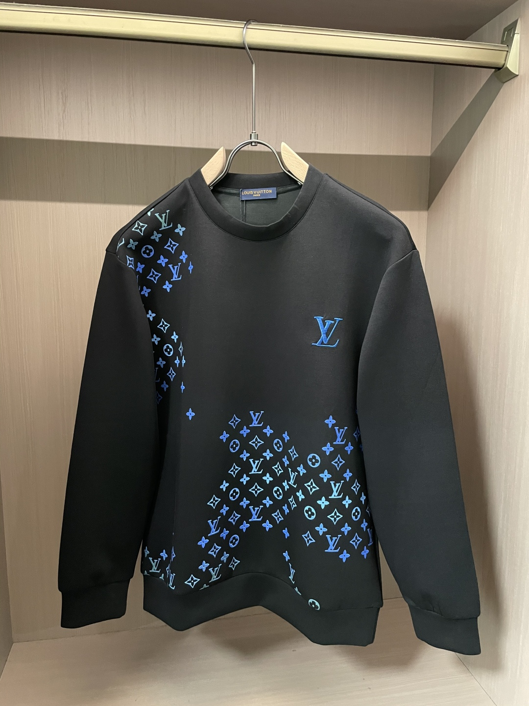 . 
P170
Lv  圆领套头卫衣；经典套头男女同款，简约大气系列单品，低调奢华大气百搭款！

卫衣选用客供100%高克重棉质面料精制而成，内里紧密且既极具亲肤感的，井然有序的排列着，手感超级柔软细腻舒适，面料质感堪称顶级！低调且辨识度十足，彰显品牌独有的时尚魅力值！版型上身标准中性的款式，超级百搭好穿，男女都可轻松上身演绎，打造出最简约流行的主流

尺码：XS-L


