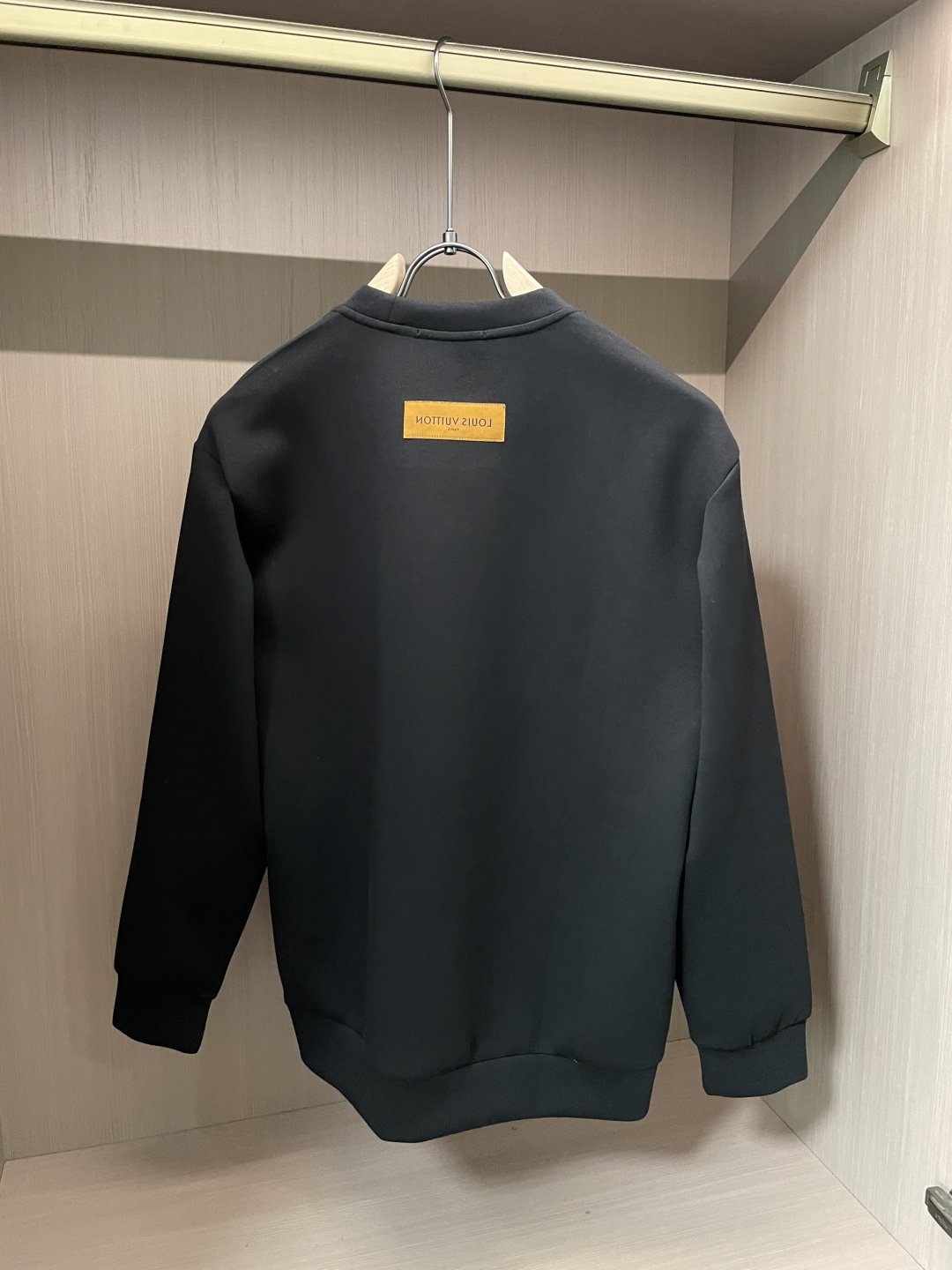 . 
P170
Lv  圆领套头卫衣；经典套头男女同款，简约大气系列单品，低调奢华大气百搭款！

卫衣选用客供100%高克重棉质面料精制而成，内里紧密且既极具亲肤感的，井然有序的排列着，手感超级柔软细腻舒适，面料质感堪称顶级！低调且辨识度十足，彰显品牌独有的时尚魅力值！版型上身标准中性的款式，超级百搭好穿，男女都可轻松上身演绎，打造出最简约流行的主流

尺码：XS-L


