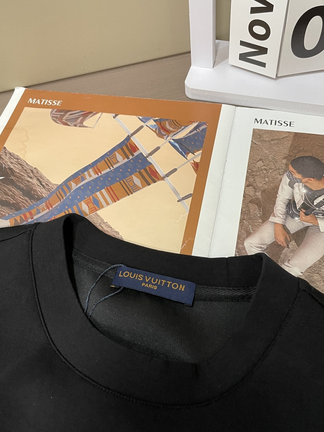 . 
P170
Lv  圆领套头卫衣；经典套头男女同款，简约大气系列单品，低调奢华大气百搭款！

卫衣选用客供100%高克重棉质面料精制而成，内里紧密且既极具亲肤感的，井然有序的排列着，手感超级柔软细腻舒适，面料质感堪称顶级！低调且辨识度十足，彰显品牌独有的时尚魅力值！版型上身标准中性的款式，超级百搭好穿，男女都可轻松上身演绎，打造出最简约流行的主流

尺码：XS-L


