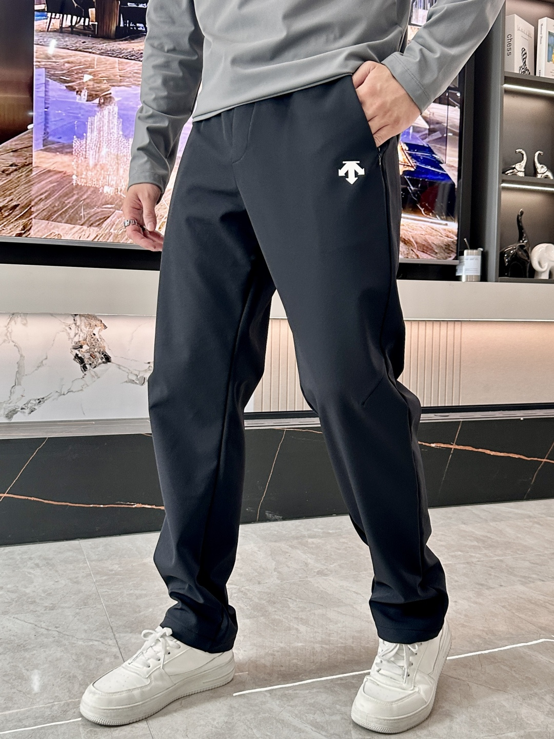 NO:596488,Descente men's casual pants, quick-drying fabric casual pants, the latest upper body style is invincible!  You can definitely close your eyes and close your eyes. This type of pants is very versatile and has an elastic waist. It can be worn in daily work and outdoor sports. It is the perfect combination of fashion, leisure and outdoor sports, so it is your best choice whether you wear it daily or outdoors. Extreme comfort and quick perspiration are the most popular focus, improving the wearing comfort. It is suitable for aerobic exercise and cross-country running. This type of running casual pants has an extremely wide range of applications, allowing you to naturally maintain your love for sports in the summer, and can also be worn in leisure life.  Size m-4xl,,alexander wang19860909迪桑特 男士休闲裤 速干面料休闲裤,最新款上身版型无敌正！ 绝对可以闭眼收的一款 此款裤子非常百搭,弹力腰围,日常上班 户外运动都可以穿着,是时尚休闲与户外运动的完美结合,所以无论您平时穿或者户外穿都是您的最佳选择. 极致舒适和快速排汗是备受青睐的重点,提升穿着舒适度,适合有氧运动和越野跑条件下穿着,此款是一件适用范围极其广泛的跑步休闲裤,让你在夏天自然可以保持对运动热爱,也可以在休闲生活中穿着 尺码m-4xl,,alexander wang,Men's clothing