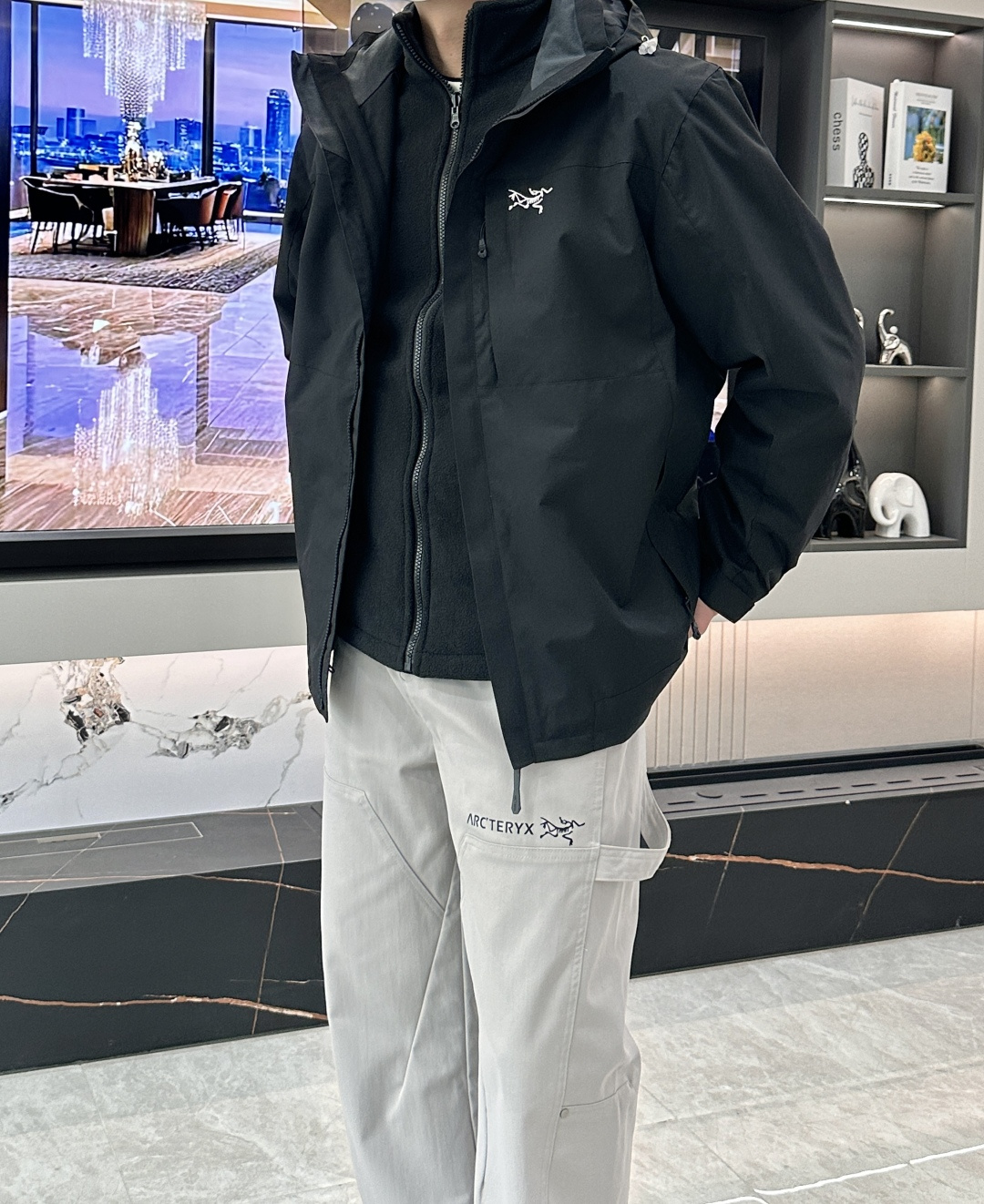 NO:728820,Special offer L-1  Buying one is equivalent to having a thin jacket, a fleece jacket and a thickened jacket at the same time. It can handle all kinds of weather in spring, autumn and winter, and its practicality is also perfect!  The inner and outer materials are all polyester!  The shell feels very comfortable, gentle and soft to the touch, not stiff or heavy, and is windproof and water-repellent!  The fleece lining has different textures on the front and back. The fur on the side next to the skin is more delicate and smooth, similar to velvet!  It’s not bulky or heavy, and the two pieces combined are suitable for temperatures of 8-15°C!  Size M-XXXL,,jackets & coats,19860909特价 L-1 XL-2 2X-1 家跟单三合一冲锋衣,软壳冲锋衣+抓绒外套的三合一设计,性价比简直了！买一件相当于同时有了薄款冲锋衣、抓绒外套和加厚冲锋衣,春秋冬各种天气都能应对,实穿性也是满分！ 内外材质都是聚酯纤维！外壳手感很舒服,摸上去温和柔软,不僵硬不厚重,有防风防泼水性能！内里抓绒,正反面质地不同,贴肤那面毛感更细腻顺滑一些,类似天鹅绒的那种触感！ 穿上不臃肿不厚重,二件合起来穿适合8-15°的气温！ 尺码M-XXXL,,jackets & coats,,Men's clothing