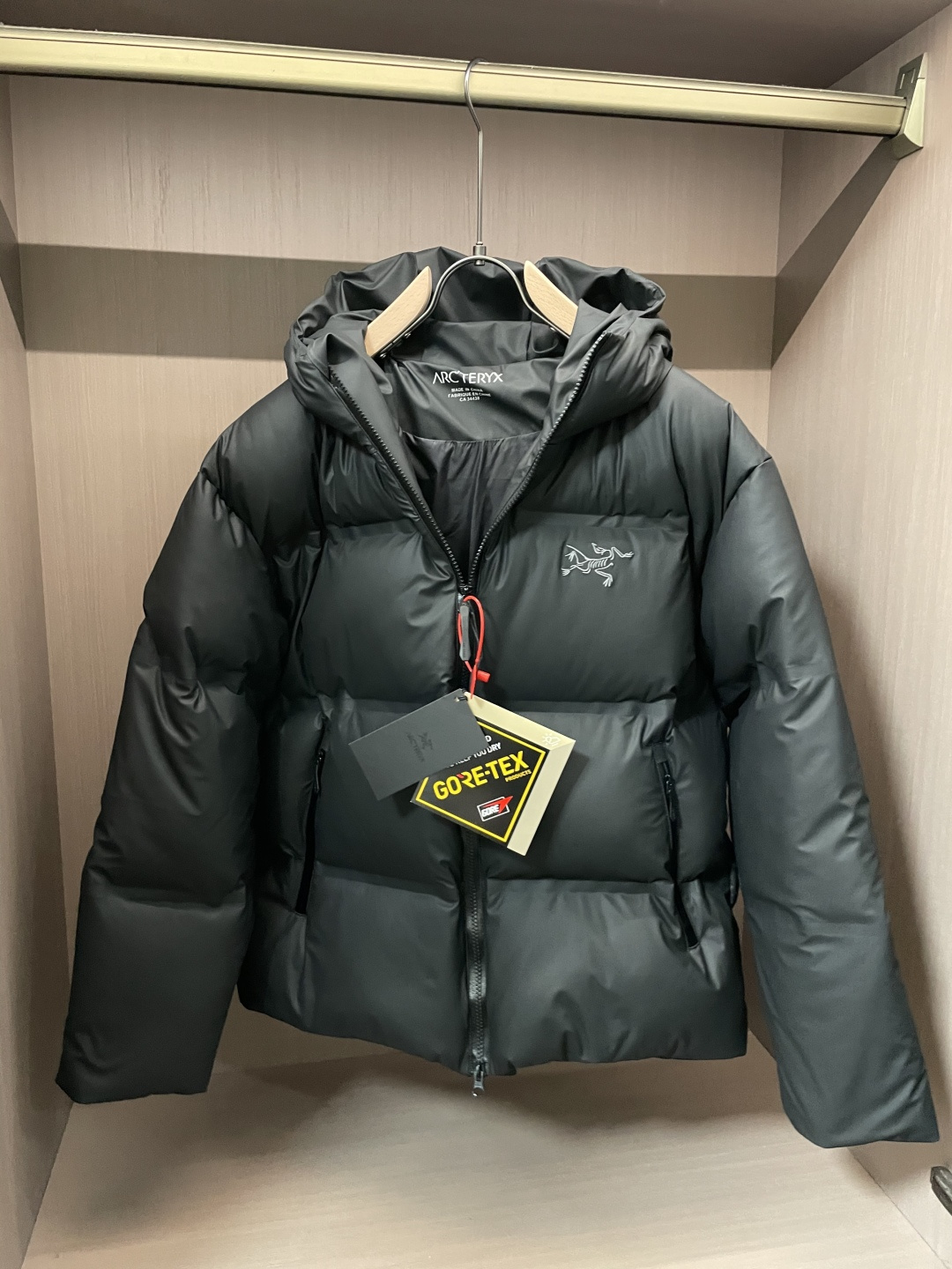 NO:655461,. High version - new down version ‘-’ Arc’teryx down jacket black technology laminated down jacket (high laminated version) New winter clothing, high-end customization!  The favorite series for light and mature business, minimalist style feather 90 goose down jacket, the fabric is comfortable and stylish!  The upper body is super stylish and handsome, and the version is a three-dimensional cutting design. The whole piece has high warmth and good resilience. The upper body is warm and stylish without feeling heavy. It is very practical to wear and does not appear bloated. It can well prevent the cold wind from invading!  High quality first choice!  Size: S~2XL (profitable), arc'teryx, jackets & coats, down jacket, alexander wang19860909. 高版本-羽绒上新 ‘   -' 始祖鸟羽绒服黑科技压胶羽绒外套(压胶高版本) 冬装新品,高端定制！轻熟商务最爱系列,极简主义风格羽90鹅绒羽绒服 面料舒适有型！上身超级有型的帅气,版型是立体裁剪的设计 整件保暖度高,回弹力好 上身保暖有型 又不会有负重感 实穿性非常强 不显臃肿 可以很好的防止寒风侵袭！高品质首选！尺码:S~2XL（让利款）,arc'teryx,jackets & coats,down jacket,alexander wang,Men's clothing