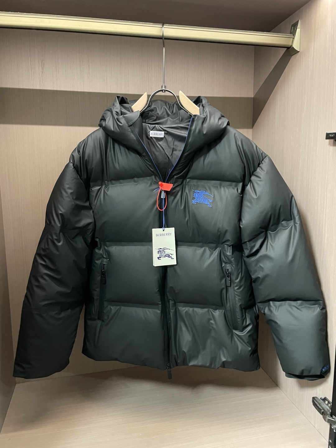NO:655466,.Higher version - new down version Burberry Black Technology Laminated Down Jacket (Laminated High Version) New winter clothing, high-end customization!  The favorite series for light and mature business, minimalist style feather 90 goose down jacket, the fabric is comfortable and stylish!  The upper body is super stylish and handsome, and the version is a three-dimensional cutting design. The whole piece has high warmth and good resilience. The upper body is warm and stylish without feeling heavy. It is very practical to wear and does not appear bloated. It can well prevent the cold wind from invading!  High quality first choice!  Size: 48-56 (profitable),,burberry,burberry,jackets & coats,down jacket,alexander wang19860909. 高版本-羽绒上新 Burberry 巴宝莉黑科技压胶羽绒外套(压胶高版本) 冬装新品,高端定制！轻熟商务最爱系列,极简主义风格羽90鹅绒羽绒服 面料舒适有型！上身超级有型的帅气,版型是立体裁剪的设计 整件保暖度高,回弹力好 上身保暖有型 又不会有负重感 实穿性非常强 不显臃肿 可以很好的防止寒风侵袭！高品质首选！尺码:48-56 (让利款),,burberry,burberry,jackets & coats,down jacket,alexander wang,Men's clothing