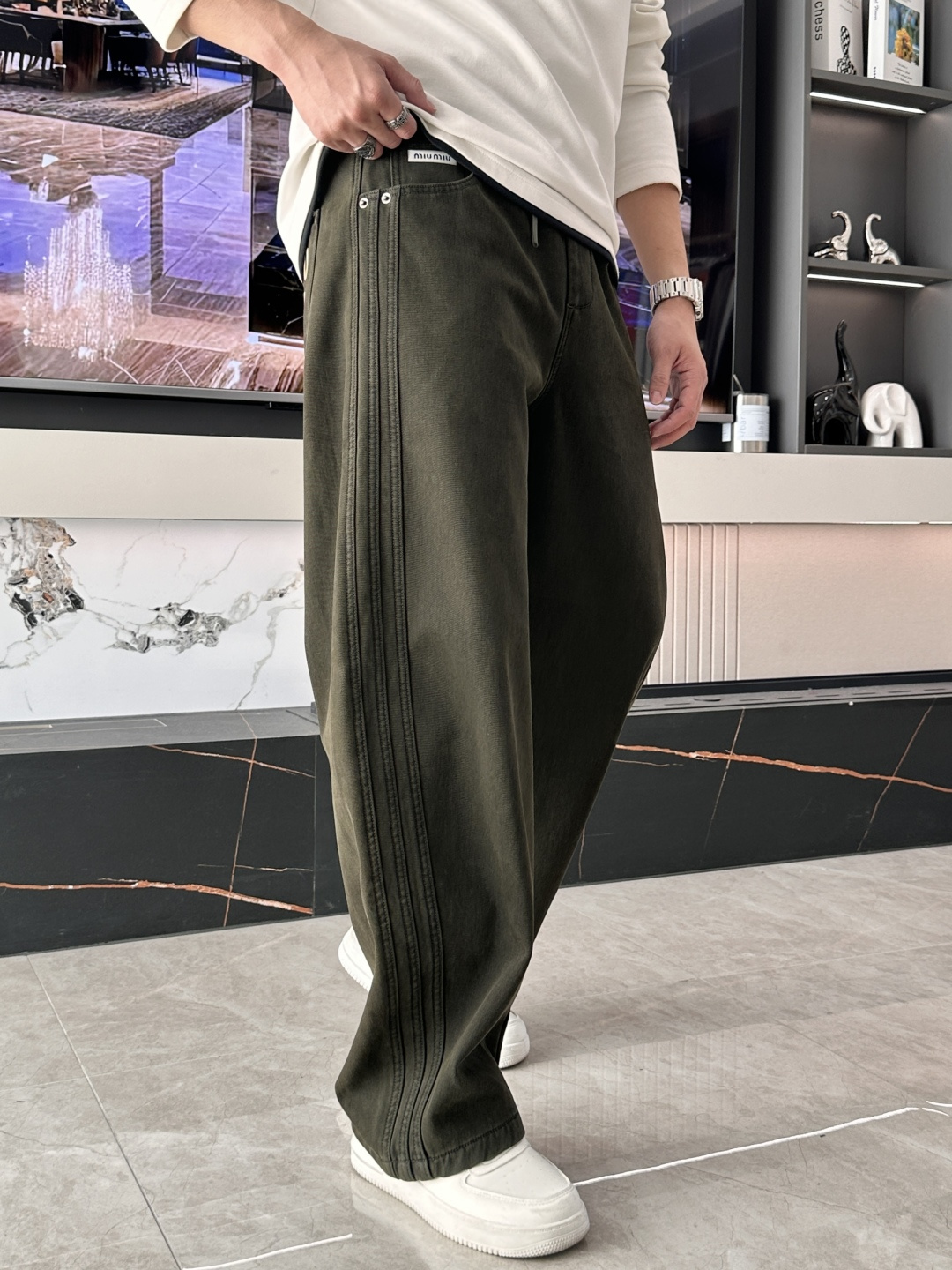 · miumiu 2025秋冬最新系列男士加厚休闲裤！内里加绒，非常保暖，北方的宝子们赶紧备上！采用客供