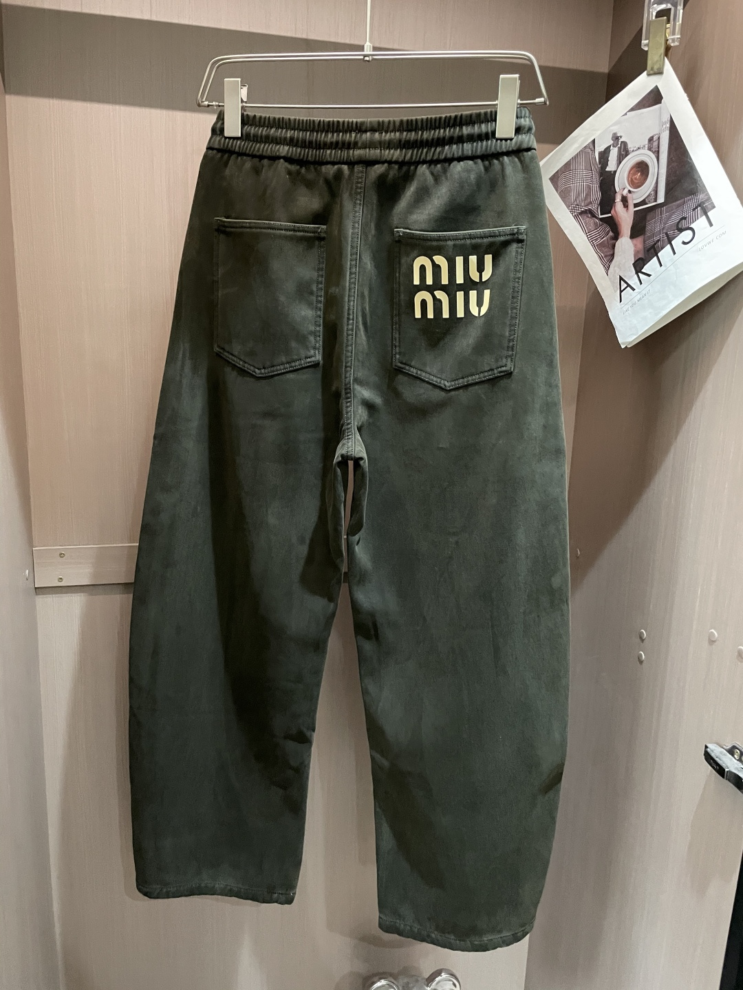 · miumiu 2025秋冬最新系列男士加厚休闲裤！内里加绒，非常保暖，北方的宝子们赶紧备上！采用客供