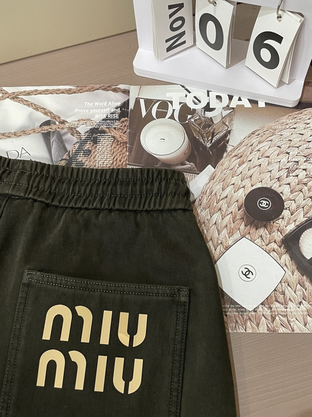 · miumiu 2025秋冬最新系列男士加厚休闲裤！内里加绒，非常保暖，北方的宝子们赶紧备上！采用客供