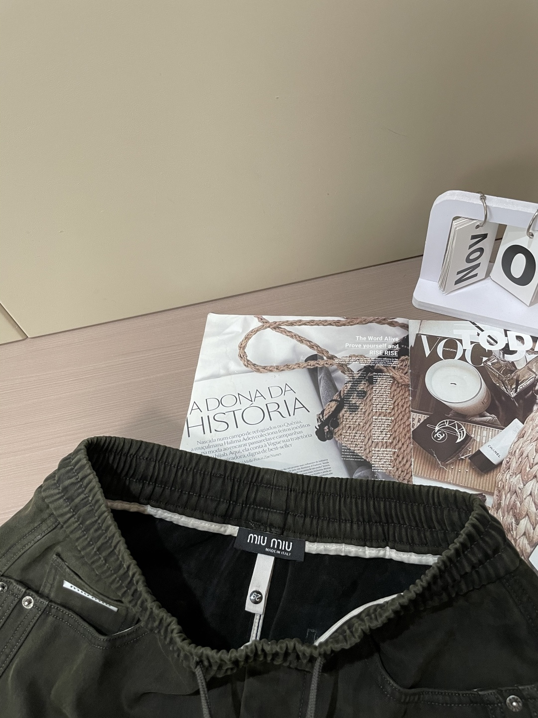 · miumiu 2025秋冬最新系列男士加厚休闲裤！内里加绒，非常保暖，北方的宝子们赶紧备上！采用客供