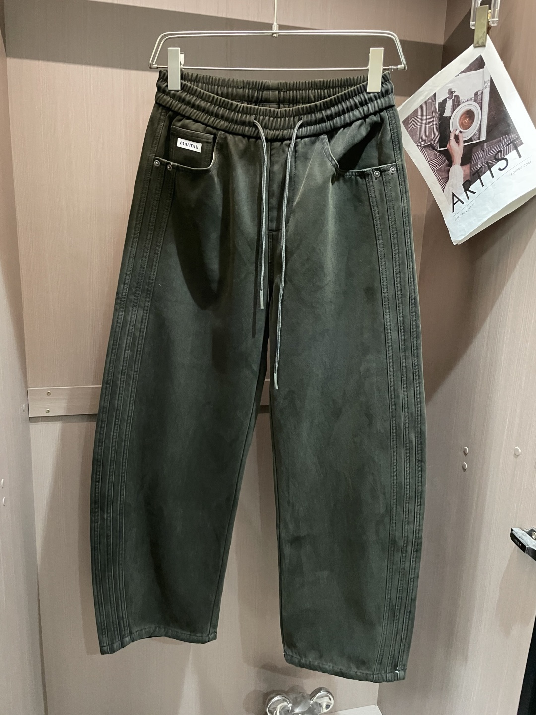 · miumiu 2025秋冬最新系列男士加厚休闲裤！内里加绒，非常保暖，北方的宝子们赶紧备上！采用客供
