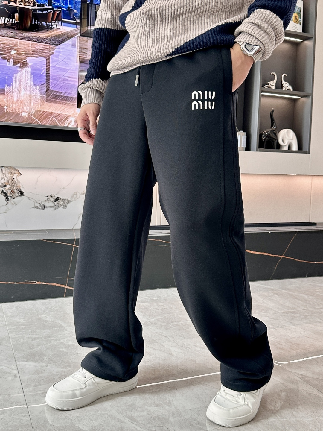NO:629190,· miumiu2025 autumn and winter latest series of men's thickened casual pants!  It's lined with velvet and is very warm, so those in the north should quickly prepare it!  Made of customer-supplied elastic soft cotton material, soft and delicate, and feels great!  The brand style is clear at a glance!  Minimalist design, no extra exaggerated elements to declare victory, fine details, original custom-made hardware accessories, just the right thickness, easy to control in all weathers, classic color upper body, very energetic, multiple styles of wear, casual business, daily life, fashion trends can be controlled!  The overall style and fashion sense are extremely outstanding, bringing extraordinary clothing taste!  Size m-xxxl,,miumiu,alexander wang19860909·  miumiu2025秋冬最新系列男士加厚休闲裤！ 内里加绒,非常保暖,北方的宝子们赶紧备上！ 采用客供弹力柔棉材质,柔软细腻,手感绝佳！品牌格调一览无余！极简主义设计,没有多余浮夸的元素来宣兵夺主,细节做工精细,五金配件原版定制,厚薄程度也是恰到好处,轻松驾驭各种天气,经典颜色上身很显精气神,多种风格穿搭,休闲商务、日常生活、时尚潮流均可驾驭！整体不论是档次还是时尚感都是极为出色的,带来非凡的衣着品味！ 尺码m-xxxl,,miumiu,alexander wang,Men's clothing