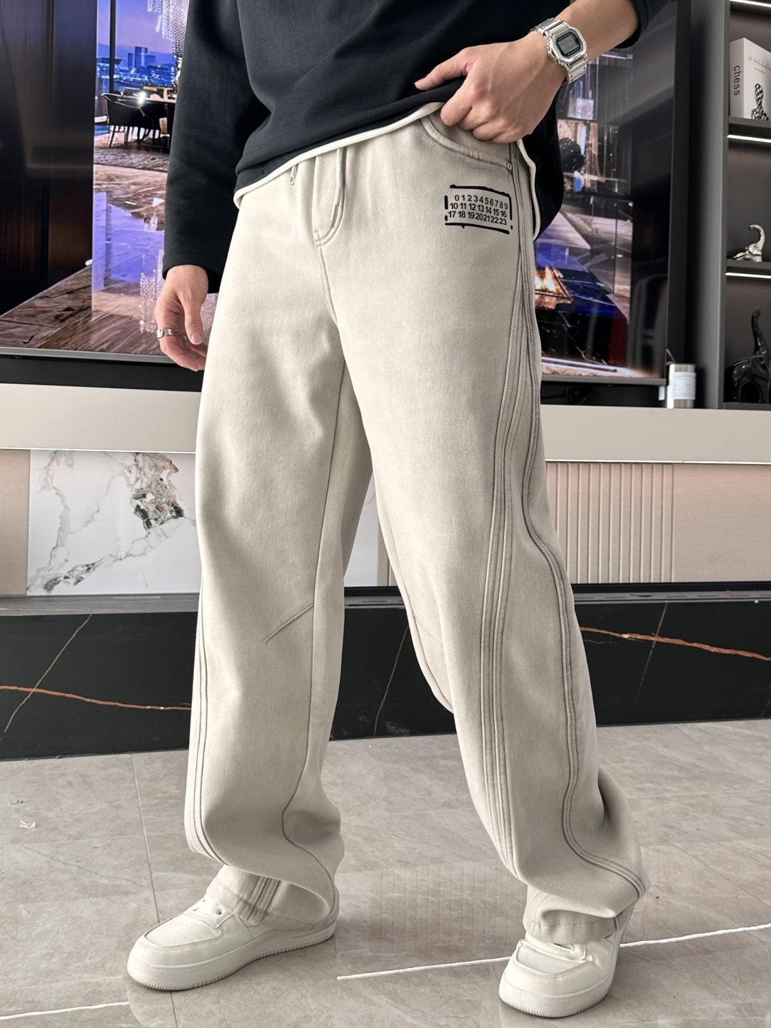 NO:629197,· Margiela's latest 2025 autumn and winter series of men's thickened casual pants!  It's lined with velvet and is very warm, so those in the north should quickly prepare it!  Made of customer-supplied elastic soft cotton material, soft and delicate, and feels great!  The brand style is clear at a glance!  Minimalist design, no extra exaggerated elements to declare victory, fine details, original custom-made hardware accessories, just the right thickness, easy to control in all weathers, classic color upper body, very energetic, multiple styles of wear, casual business, daily life, fashion trends can be controlled!  The overall style and fashion sense are extremely outstanding, bringing extraordinary clothing taste!  Size m-xxxl,,masion margiela,alexander wang19860909·  马吉拉 2025秋冬最新系列男士加厚休闲裤！ 内里加绒,非常保暖,北方的宝子们赶紧备上！ 采用客供弹力柔棉材质,柔软细腻,手感绝佳！品牌格调一览无余！极简主义设计,没有多余浮夸的元素来宣兵夺主,细节做工精细,五金配件原版定制,厚薄程度也是恰到好处,轻松驾驭各种天气,经典颜色上身很显精气神,多种风格穿搭,休闲商务、日常生活、时尚潮流均可驾驭！整体不论是档次还是时尚感都是极为出色的,带来非凡的衣着品味！ 尺码m-xxxl,,masion margiela,alexander wang,Men's clothing