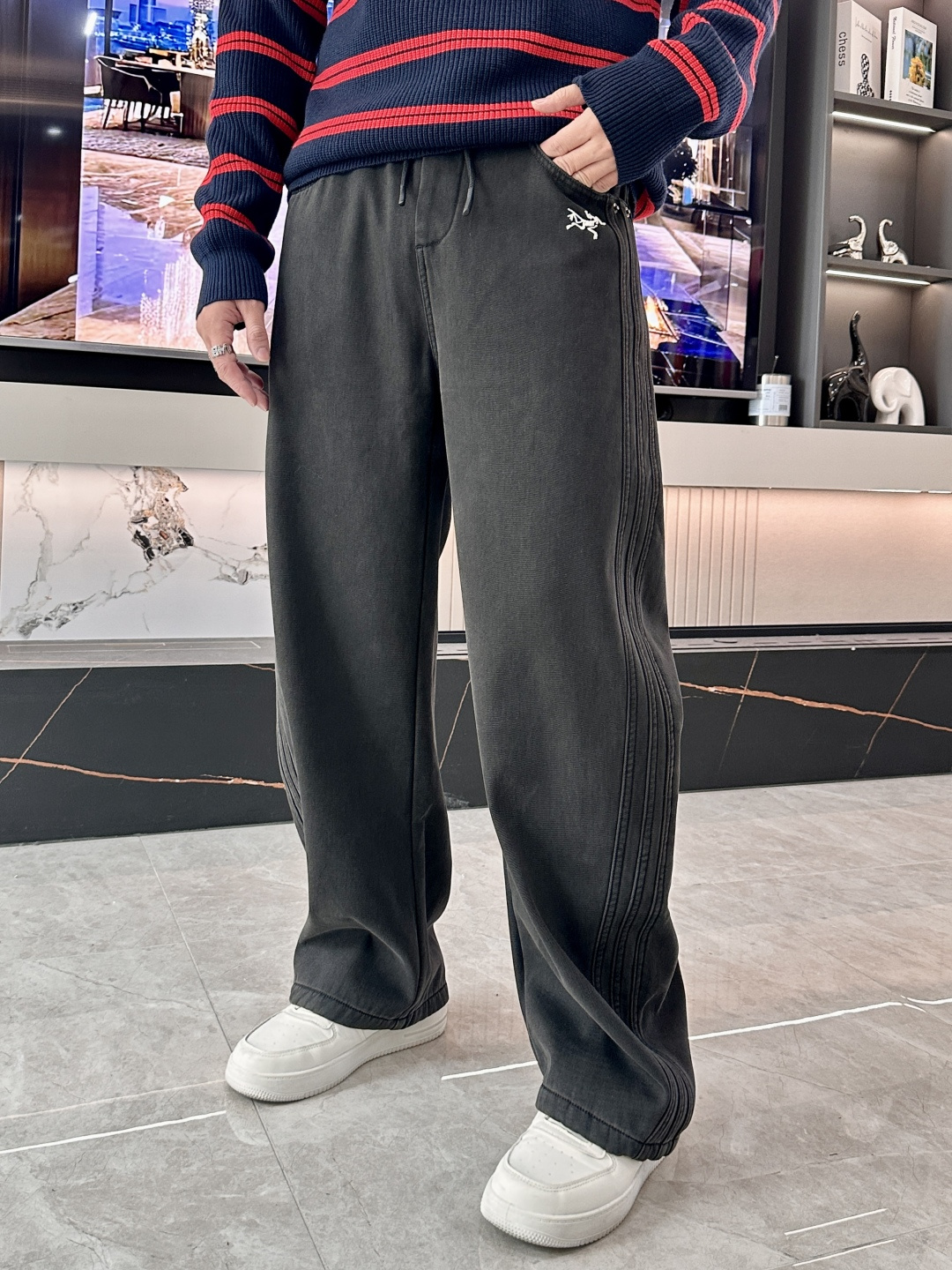 · 始祖鸟 2025秋冬最新系列男士加厚休闲裤！内里加绒，非常保暖，北方的宝子们赶紧备上！采用客供弹力柔