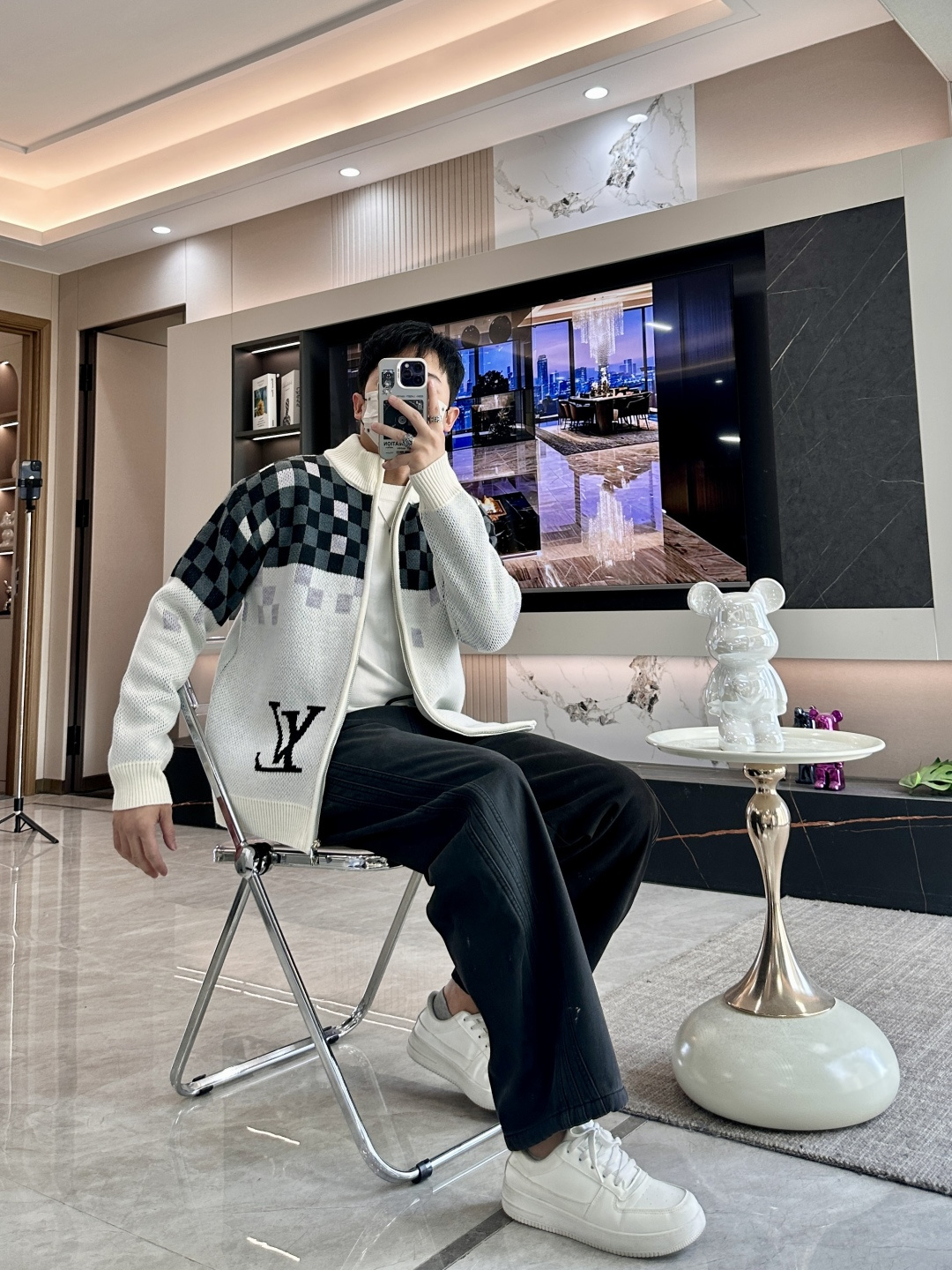 Lv 爆款 2025秋冬 高级定制 都市风十足 加厚款开衫毛衣。 采用进口羊毛混纺面料 柔软细腻 男人的