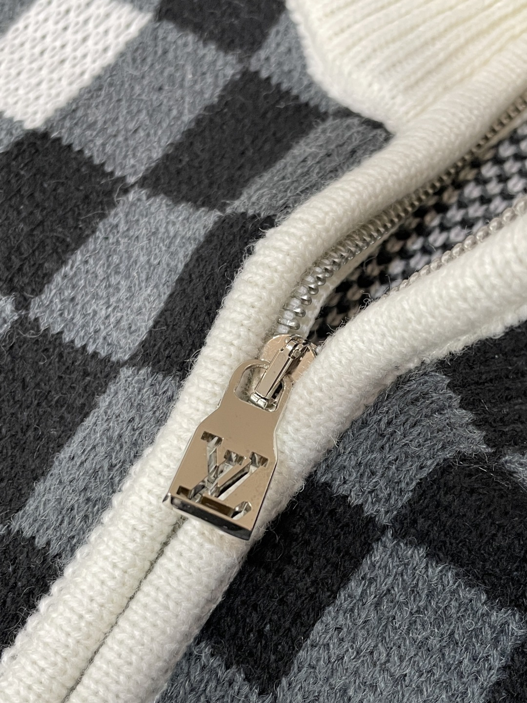 Lv 爆款 2025秋冬 高级定制 都市风十足 加厚款开衫毛衣。 采用进口羊毛混纺面料 柔软细腻 男人的