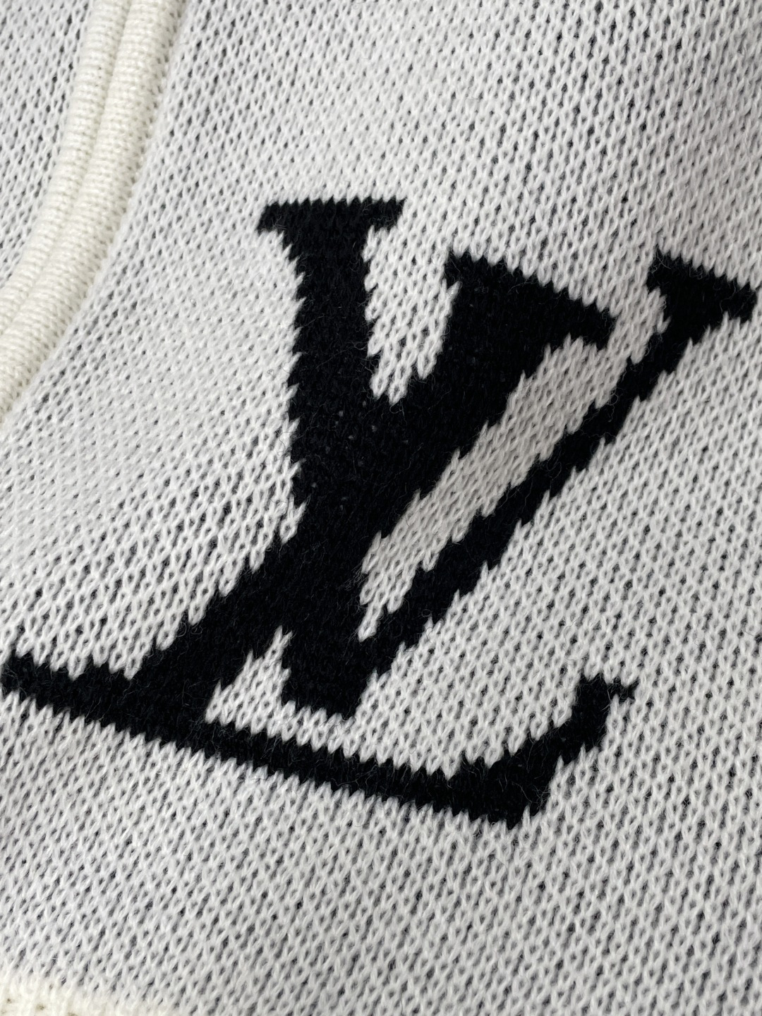 Lv 爆款 2025秋冬 高级定制 都市风十足 加厚款开衫毛衣。 采用进口羊毛混纺面料 柔软细腻 男人的