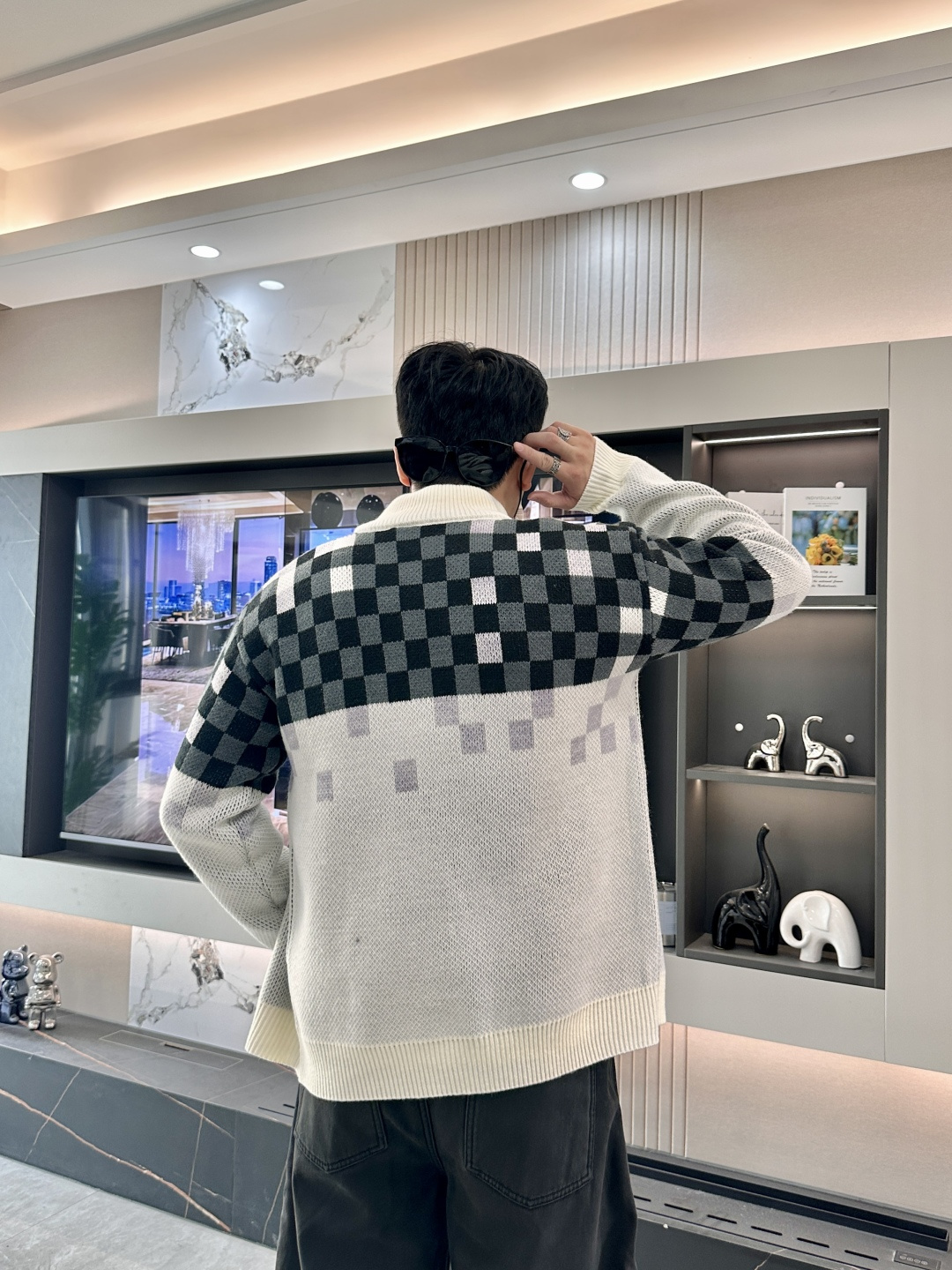 Lv 爆款 2025秋冬 高级定制 都市风十足 加厚款开衫毛衣。 采用进口羊毛混纺面料 柔软细腻 男人的