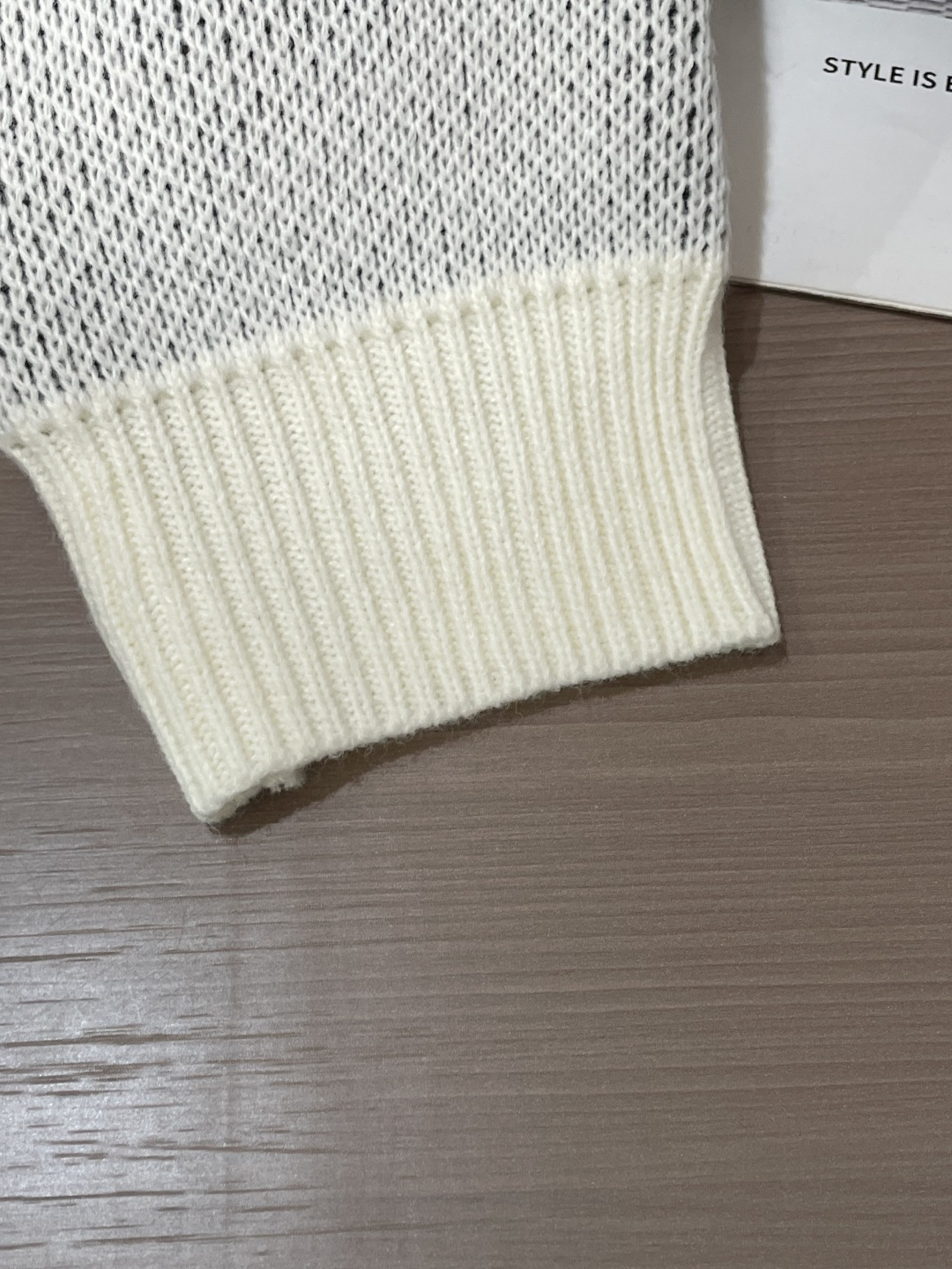 Lv 爆款 2025秋冬 高级定制 都市风十足 加厚款开衫毛衣。 采用进口羊毛混纺面料 柔软细腻 男人的