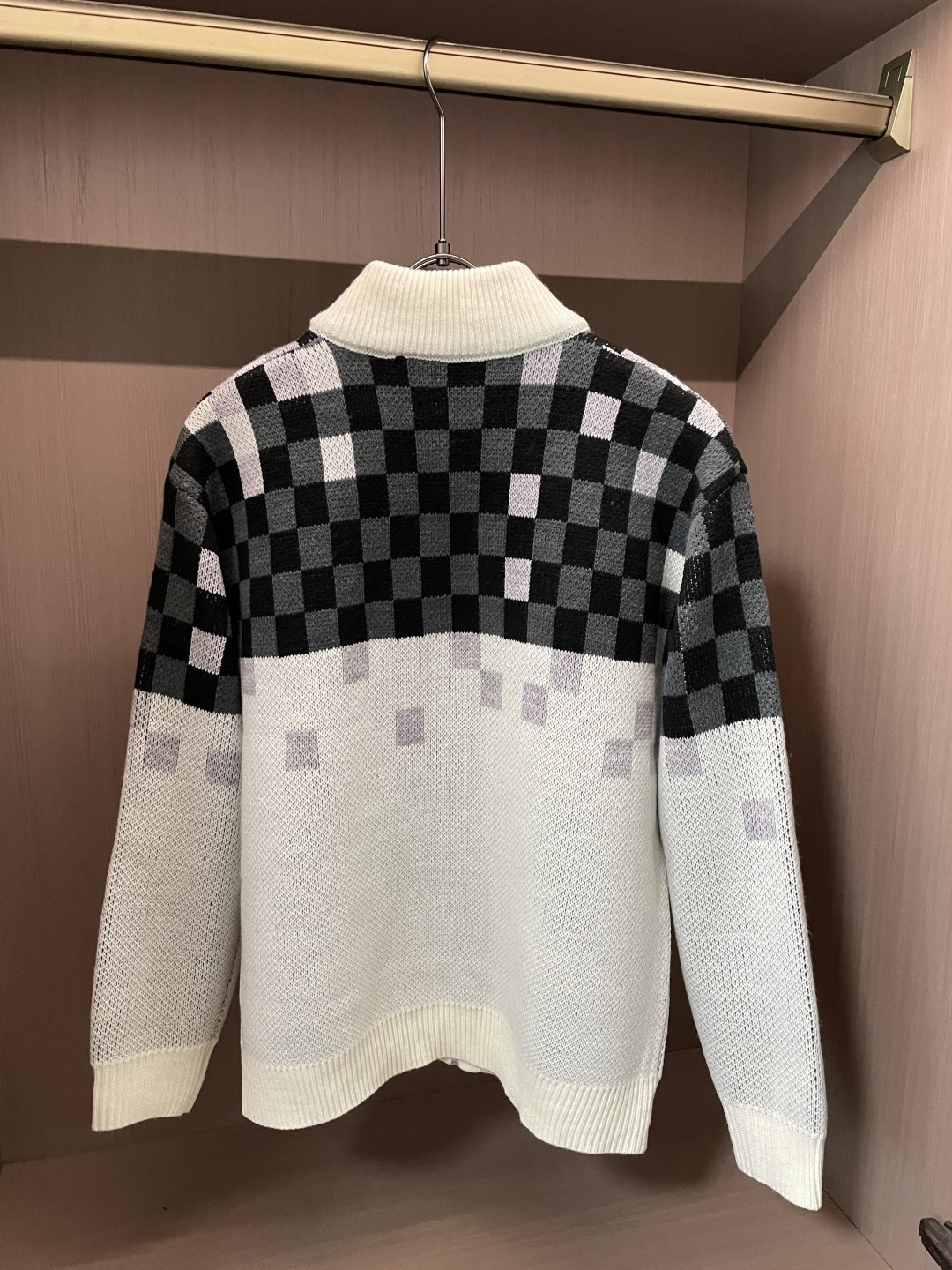 Lv 爆款 2025秋冬 高级定制 都市风十足 加厚款开衫毛衣。 采用进口羊毛混纺面料 柔软细腻 男人的