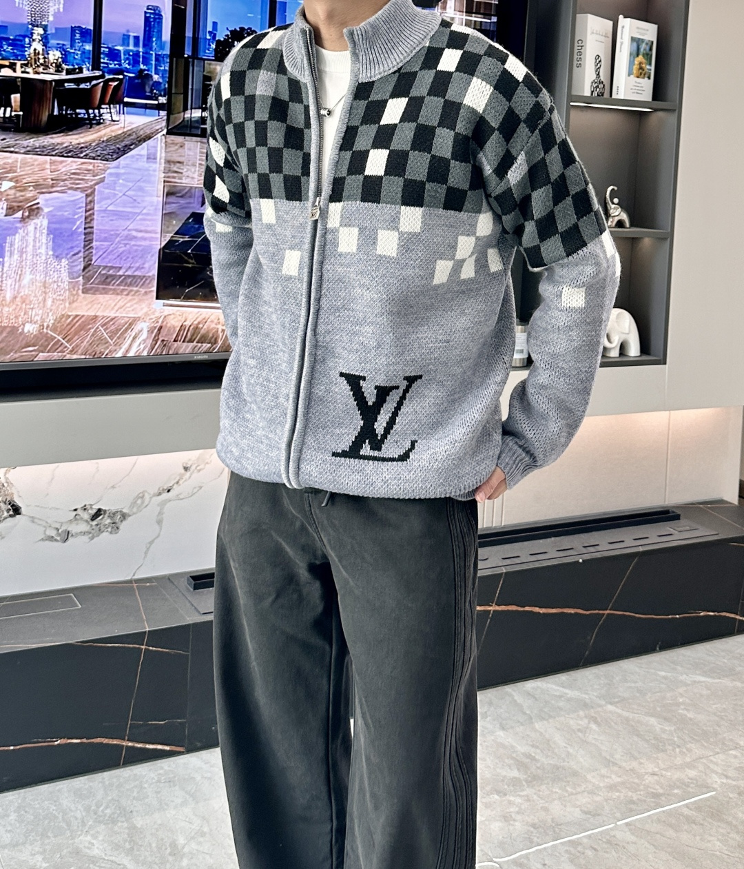 Lv 爆款 2025秋冬 高级定制 都市风十足 加厚款开衫毛衣。 采用进口羊毛混纺面料 柔软细腻 男人的