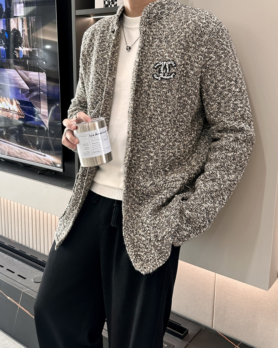 Chanel 爆款 2025秋冬 高级定制 都市风十足 加厚款开衫毛衣。 采用进口羊毛混纺面料 柔软细腻