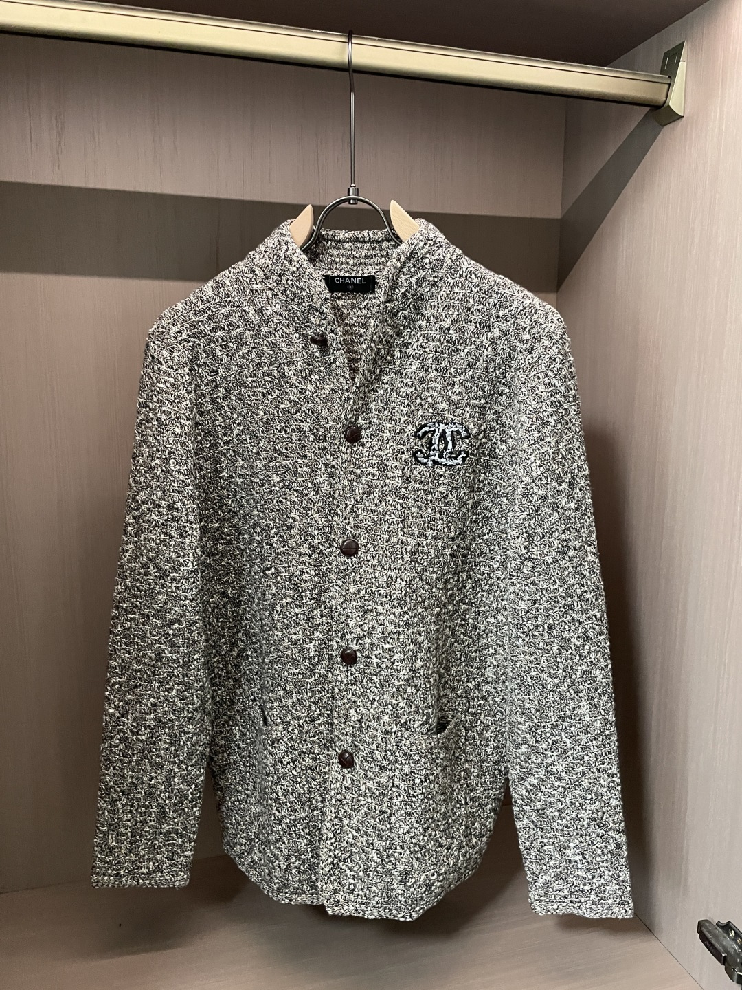 Chanel 爆款 2025秋冬 高级定制 都市风十足 加厚款开衫毛衣。 采用进口羊毛混纺面料 柔软细腻