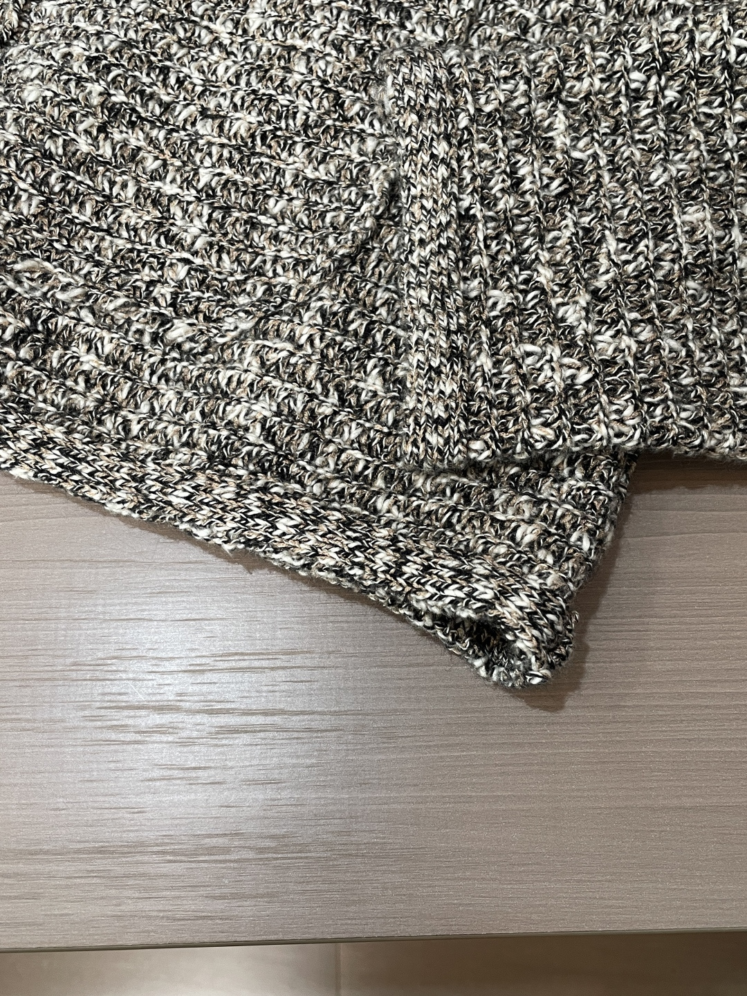 Chanel 爆款 2025秋冬 高级定制 都市风十足 加厚款开衫毛衣。 采用进口羊毛混纺面料 柔软细腻