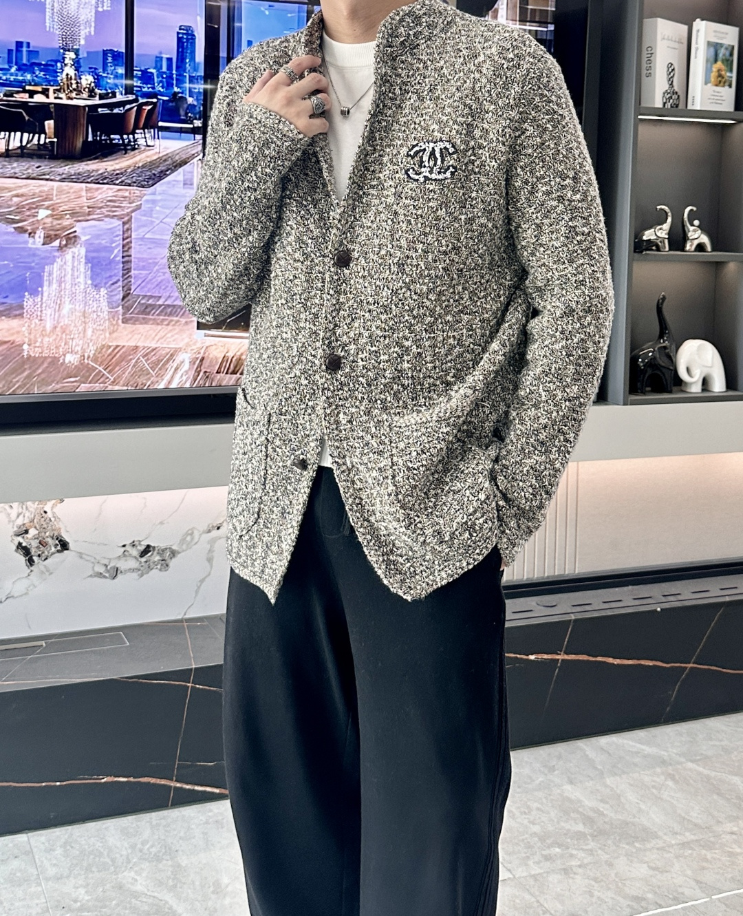 Chanel 爆款 2025秋冬 高级定制 都市风十足 加厚款开衫毛衣。 采用进口羊毛混纺面料 柔软细腻