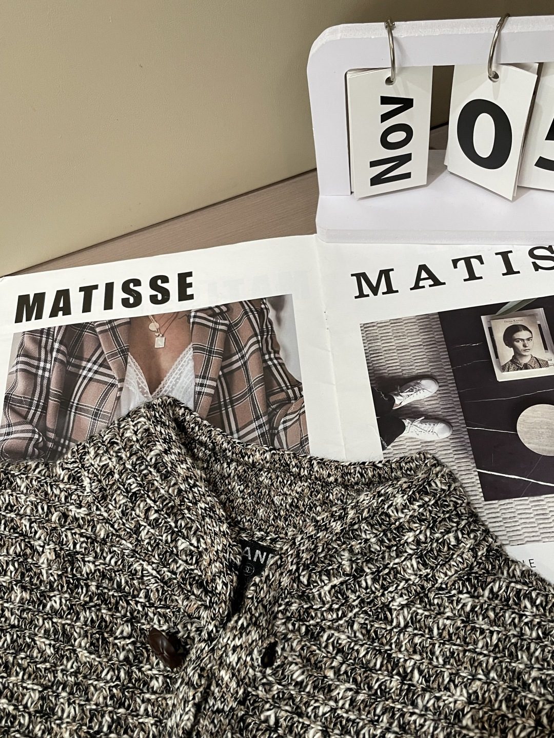 Chanel 爆款 2025秋冬 高级定制 都市风十足 加厚款开衫毛衣。 采用进口羊毛混纺面料 柔软细腻