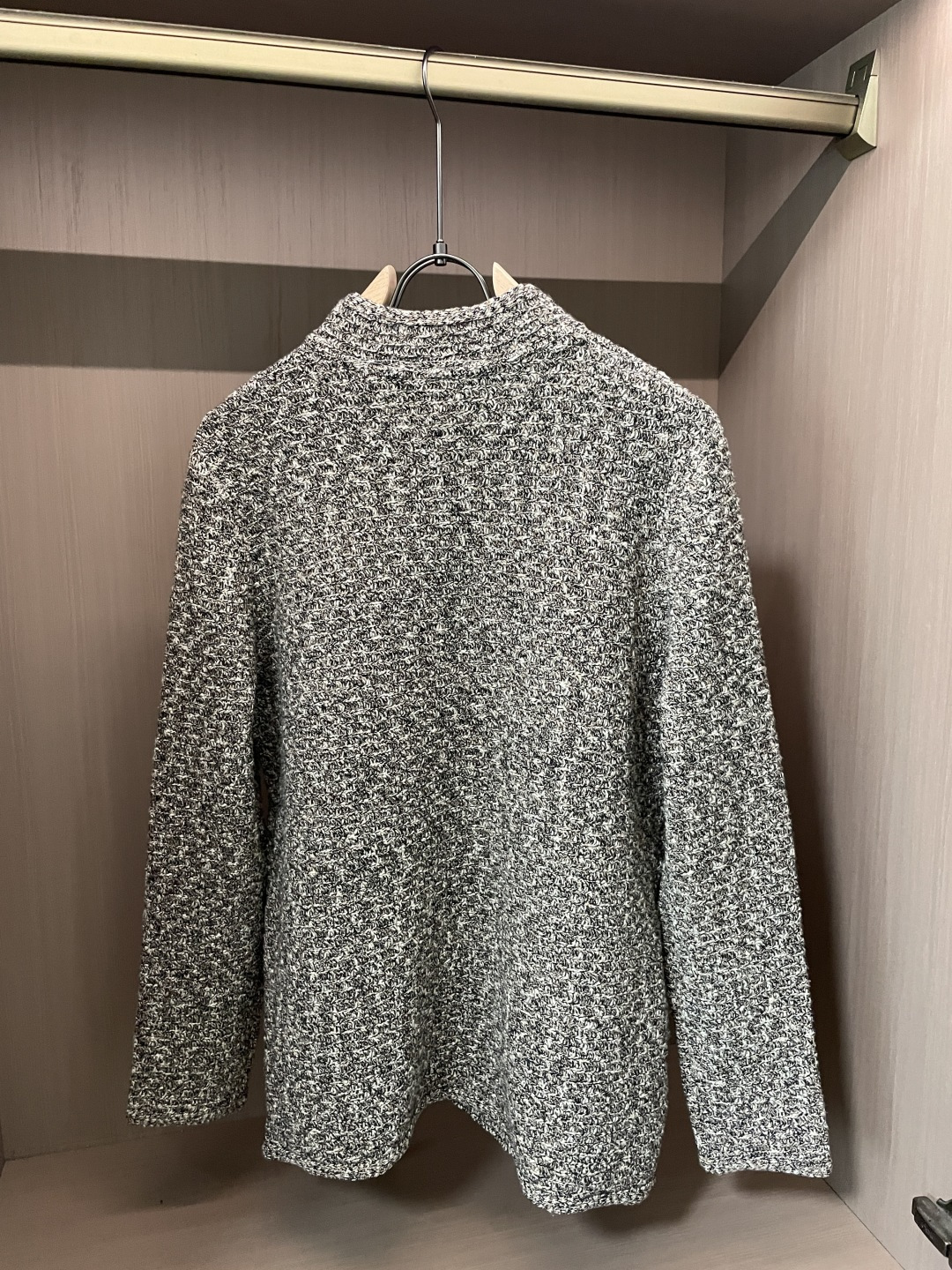 Chanel 爆款 2025秋冬 高级定制 都市风十足 加厚款开衫毛衣。 采用进口羊毛混纺面料 柔软细腻