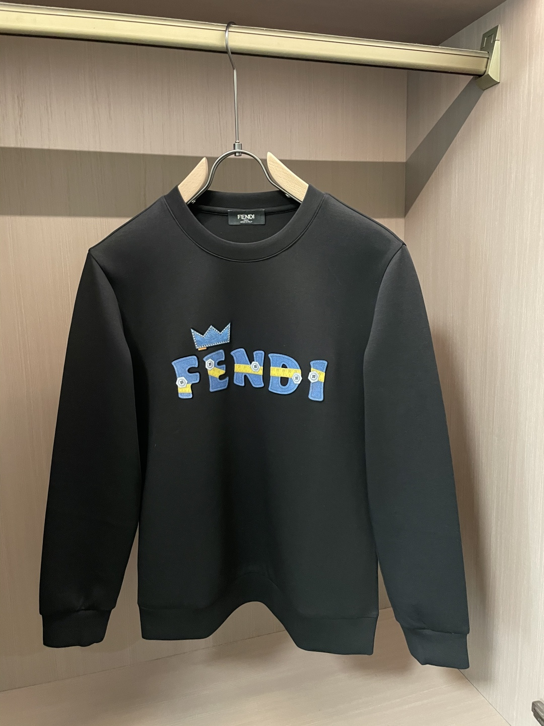 NO:601729,FD new autumn and winter long sleeves, customized fabrics, unique craftsmanship logo, excellent comfort and breathability, soft, anti-wrinkle, elasticity and excellent drape. Whether worn alone or layered, they are very handsome. Pursuing luxury, noble and elegant style, creating extraordinary men's taste, the visual effect is very good, extremely high-grade, simple and fashionable, a must-have choice for leisure and business!  Size M-3XL,,alexander wang19860909FD 秋冬新款长袖,定制面料,独特工艺logo,舒适性与透气性兼优,柔软抗皱弹性和垂性极佳,无论是单穿或是内搭都是帅气十足,追求奢华高贵优雅风范,打造不凡男士品味,视觉效果非常赞,档次极高,简约时尚,休闲商务必备之选！ 码数M-3XL,,alexander wang,Men's clothing