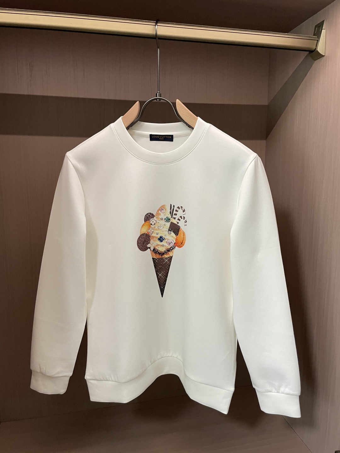 NO:601736,LV new autumn and winter long sleeves, customized fabrics, unique craftsmanship logo, excellent comfort and breathability, soft, anti-wrinkle, elasticity and excellent drape. Whether worn alone or worn inside, they are very handsome. Pursuing luxury, noble and elegant style, creating extraordinary men's taste, the visual effect is very good, extremely high-grade, simple and fashionable, a must-have choice for leisure and business!  Size M-3XL,,louis vuitton,alexander wang19860909Lv 秋冬新款长袖,定制面料,独特工艺logo,舒适性与透气性兼优,柔软抗皱弹性和垂性极佳,无论是单穿或是内搭都是帅气十足,追求奢华高贵优雅风范,打造不凡男士品味,视觉效果非常赞,档次极高,简约时尚,休闲商务必备之选！ 码数M-3XL,,louis vuitton,alexander wang,Men's clothing