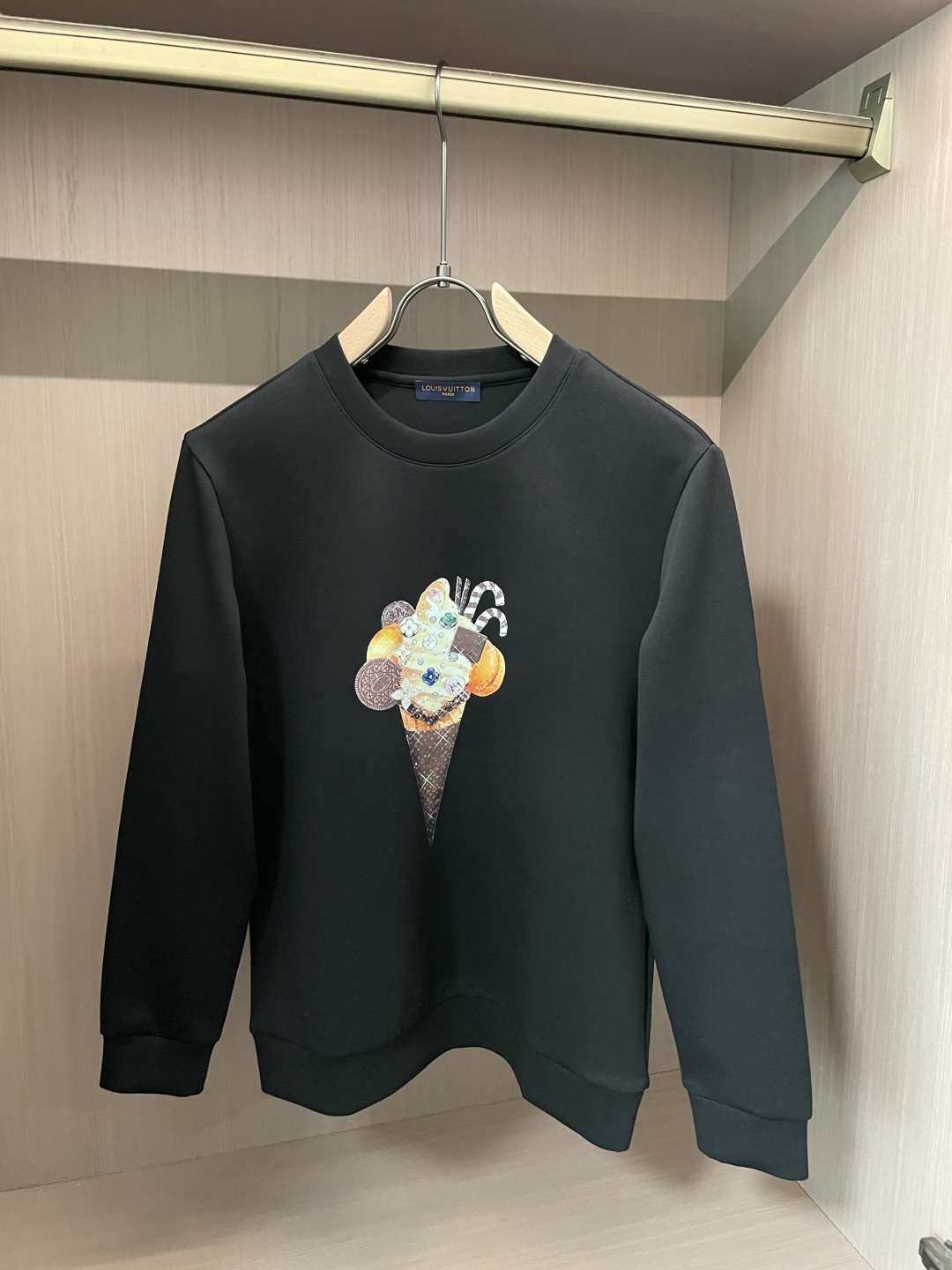 NO:601739,LV's new autumn and winter long sleeves, customized fabrics, unique craftsmanship logo, excellent comfort and breathability, soft, anti-wrinkle, elasticity and excellent drape. Whether worn alone or worn inside, they are very handsome. Pursuing luxury, noble and elegant style, creating extraordinary men's taste, the visual effect is very good, extremely high-grade, simple and fashionable, a must-have choice for leisure and business!  Size M-3XL,,louis vuitton,alexander wang19860909Lv秋冬新款长袖,定制面料,独特工艺logo,舒适性与透气性兼优,柔软抗皱弹性和垂性极佳,无论是单穿或是内搭都是帅气十足,追求奢华高贵优雅风范,打造不凡男士品味,视觉效果非常赞,档次极高,简约时尚,休闲商务必备之选！ 码数M-3XL,,louis vuitton,alexander wang,Men's clothing