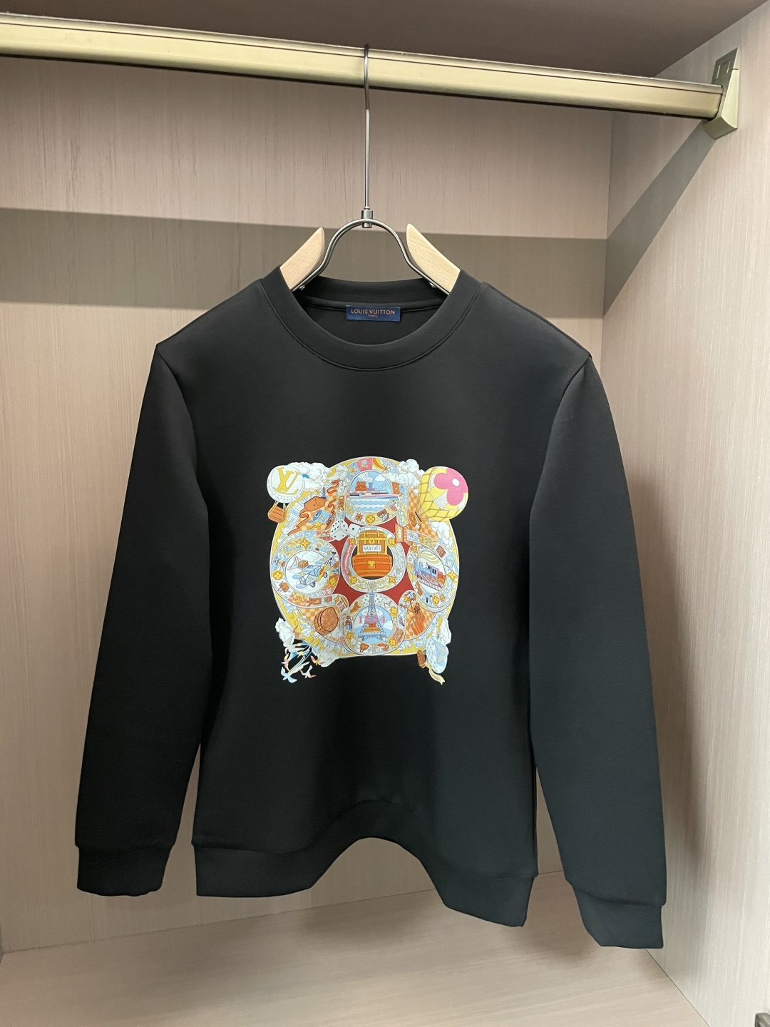 NO:601742,LV new autumn and winter long sleeves, customized fabrics, unique craftsmanship logo, excellent comfort and breathability, soft, anti-wrinkle, elasticity and excellent drape. Whether worn alone or worn inside, they are very handsome. Pursuing luxury, noble and elegant style, creating extraordinary men's taste, the visual effect is very good, extremely high-grade, simple and fashionable, a must-have choice for leisure and business!  Size M-3XL,,louis vuitton,alexander wang19860909Lv 秋冬新款长袖,定制面料,独特工艺logo,舒适性与透气性兼优,柔软抗皱弹性和垂性极佳,无论是单穿或是内搭都是帅气十足,追求奢华高贵优雅风范,打造不凡男士品味,视觉效果非常赞,档次极高,简约时尚,休闲商务必备之选！ 码数M-3XL,,louis vuitton,alexander wang,Men's clothing