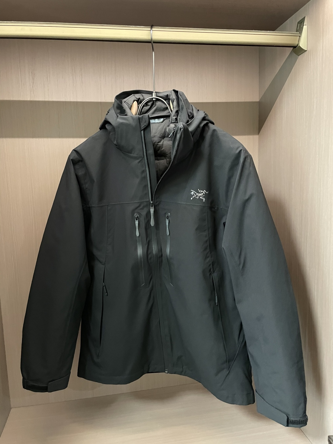 NO:601745,[Arctery's ancestor Alpha SV seventh generation outdoor three-in-one jacket, down lining, double zipper] Niaojiawang's popular three-in-one jacket down jacket is here, three wears in one!  Lightweight, outdoor-grade down jacket with logo on the lining!  The outer layer is the ARC'TERYX SV 7th generation hard shell jacket, GORE-TEX Jacket-Men's Arc'teryx outdoor waterproof hard shell jacket, functional wind zipper jacket (Yb four-time gluing process, 3D three-dimensional bionic design of the garment, long arm bends, Tri-Durance waterproof and rainproof fabric, differentiate yourself from the market-leading version, recommended for strong operation) Original file and original data development version # - Original packaging original standard Full set of accessories customization, complete garment  Two-way zippers under the arms, all hardware is custom molded, tag book instructions are analyzed, and the multi-joint washable. - This design is simple and versatile, and can provide the performance required in the alpine environment. It is made of bluesign@ certified N40P LGORE-TEX fabric with tricot backing, which is light and wear-resistant, windproof, waterproof and breathable, suitable for a variety of activities.  - Helmet compatible StormHood hood protects well without obstructing vision, WaterTight zippers on hand pockets for easy access, underarm zippers for quick ventilation, and spliced design allows for freedom of movement. - Traditional accordion cross reverse entry alpine pockets set high, VISLON center front zipper, adjustable Velcro cuff tabs, Zip-in compatible, ARC TERYX logo embroidered on chest using Behringer machine SV multi-purpose garment suitable for a variety of activities and environments.  SV High-performance simple design, lightweight and wear-resistant. GORE-TEX waterproof, windproof and breathable fabric can provide multi-faceted protection. -SV jacket is also the star product of Arc’teryx, which has always performed well in harsh mountain environments. Now it is more powerful and lighter in weight. Size M-XXXL19860909【Arctery始祖 Alpha SV 七代户外三合一冲锋衣 羽绒内胆 双拉链】 鸟家王炸款三合一冲锋衣羽绒服了来了 一衣三穿！ 内胆带logo轻薄户外级羽绒服！外层是ARC‘TERYX SV 7代硬壳冲锋衣 GORE-TEX Jacket-Men's始祖鸟户外防水硬壳冲锋衣机能风拉链夹克（Yb四次压胶工艺 整衣3D立体仿生学设计衣长臂弯, Tri-Durance防水防雨面料 ,自行区别市面先行版本 强力操作推荐入手） 原档案原数据开发版型 # -原包装原标 全套辅料定制,整衣 腋下双向拉链,五金全部开模定制,吊牌书说明解析 ,多联水洗. -这款设计简洁而通用,可提供高山环境所需的性能.采用bluesign@认证的采用带经编背衬N40P LGORE-TEX面料,轻薄而耐磨,防风、防水且透气,适合多种活动穿着. -头盔兼容StormHood兜帽防护良好且不影响视线,插手口袋设有WaterTight拉链,便于取放物品,腋下拉链便于快速通风,拼接设计使活动自如. -传统风琴交叉反向进入高山口袋设置在高位,VISLON中央正面拉链,可调节Velcro袖口魔术贴标签,兼容Zip-in,在胸前采用百灵达机器绣上了ARC TERYX徽标 SV多用途服装适用于多种活动和环境. SV 高性能的简约设计,轻量而耐磨. GORE-TEX防水、防风、透气面料可提供多面防护. -SV夹克同是Arc’teryx的明星产品,一直在高山恶劣环境中表现突出,现在功能更强大,重量更轻.  尺码M-XXXL P（让利款）,,jil sander,loro pianaarc'teryx,jackets & coats,down jacket,hats,alexander wang,Men's clothing