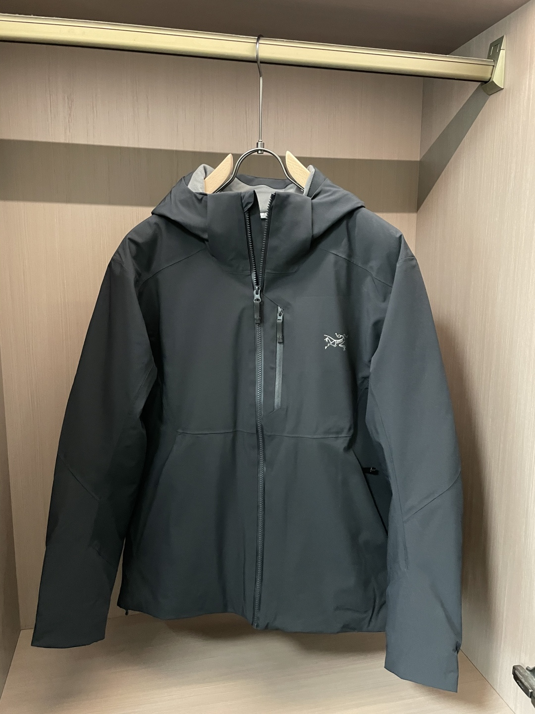 NO:601718,Archaeopteryx Trading Company Order!  ss new autumn and winter products, synchronized with the official website, super stylish, simple and comfortable down jacket customized with the highest quality 90 white duck down diamond-proof velvet fabric, excellent fluffiness, full filling, light and not weighing down, fashionable and simple, very suitable for sweatshirts and sweaters, high stand-up collar, windproof and warm design. Original imported hardware button bag, original fabric, warm and stylish, cold-proof, three-standard accessories and complete details... If you are a big product, seize the opportunity with care. Size m-xxxl  (profit),arc'teryx,hoodie,sweatshirts,sweaters,down jacket,alexander wang19860909始祖鸟 贸易公司订单！ss秋冬新品 官网同步 超有型 简洁舒适的羽绒服定制最高等90白鸭绒防钻绒面料、蓬松度极好,填充物饱满,轻便不压身,时尚简约,内搭卫衣、毛衣都非常合适,高立领防风保暖设计.原版进口五金纽扣袋,原版面料,保暖有型、御寒保暖、三标辅料细节齐全……大货就有心的把握机会吧. 尺码m-xxxl (让利款）,arc'teryx,hoodie,sweatshirts,sweaters,down jacket,alexander wang,Men's clothing