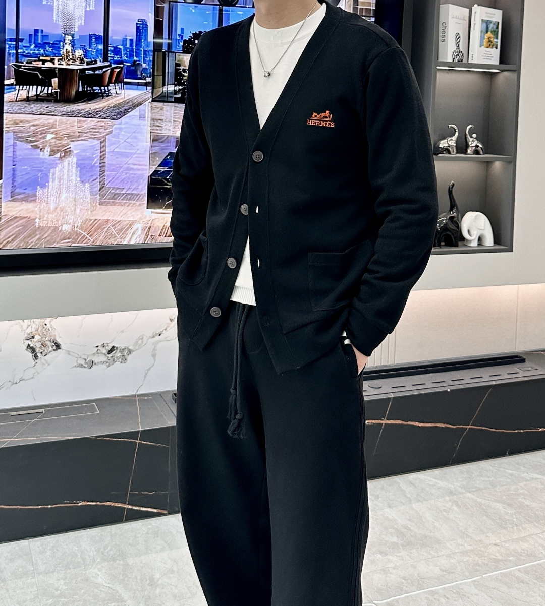 NO:600644,AIS 2025 Autumn and Winter New Style/Knitted Cardigan Casual and Versatile for Men and Women. The most stylish item of the year. Real materials create an invincible reputation. Fashion and warmth go hand in hand. Anyone who wears it will look super classy~ Genderless and the same style for men and women, simplicity is classic and will never go out of style!  The basic model is definitely a must-have item!  ~ Size M-XXXL,, 19860909爱仕 2025秋冬新款/针织开衫休闲百搭男女同款 年度最高逼格神级单品,真材实料打造无敌口碑,时髦与保暖度并进,谁穿都超级有气质～ 无性别男女同款穿搭,简约即经典 永不过时！基础款绝对是人手必备单品！~ 尺码M-XXXL,, ,Men's clothing