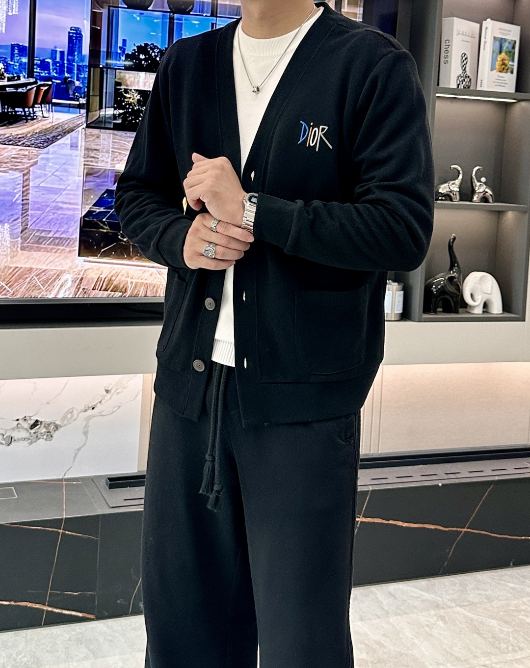 NO:600647,Dior 2025 autumn and winter new style / knitted cardigan, casual and versatile, same style for men and women. The most stylish item of the year. Real materials create an invincible reputation. Fashion and warmth go hand in hand. Anyone who wears it will have super temperament ~ Genderless and the same style for men and women, simplicity is classic and will never go out of style!  The basic model is definitely a must-have item!  ~ Size M-XXXL,,dior,alexander wang19860909Dior 2025秋冬新款/针织开衫休闲百搭男女同款 年度最高逼格神级单品,真材实料打造无敌口碑,时髦与保暖度并进,谁穿都超级有气质～ 无性别男女同款穿搭,简约即经典 永不过时！基础款绝对是人手必备单品！~ 尺码M-XXXL,,dior,alexander wang,Men's clothing