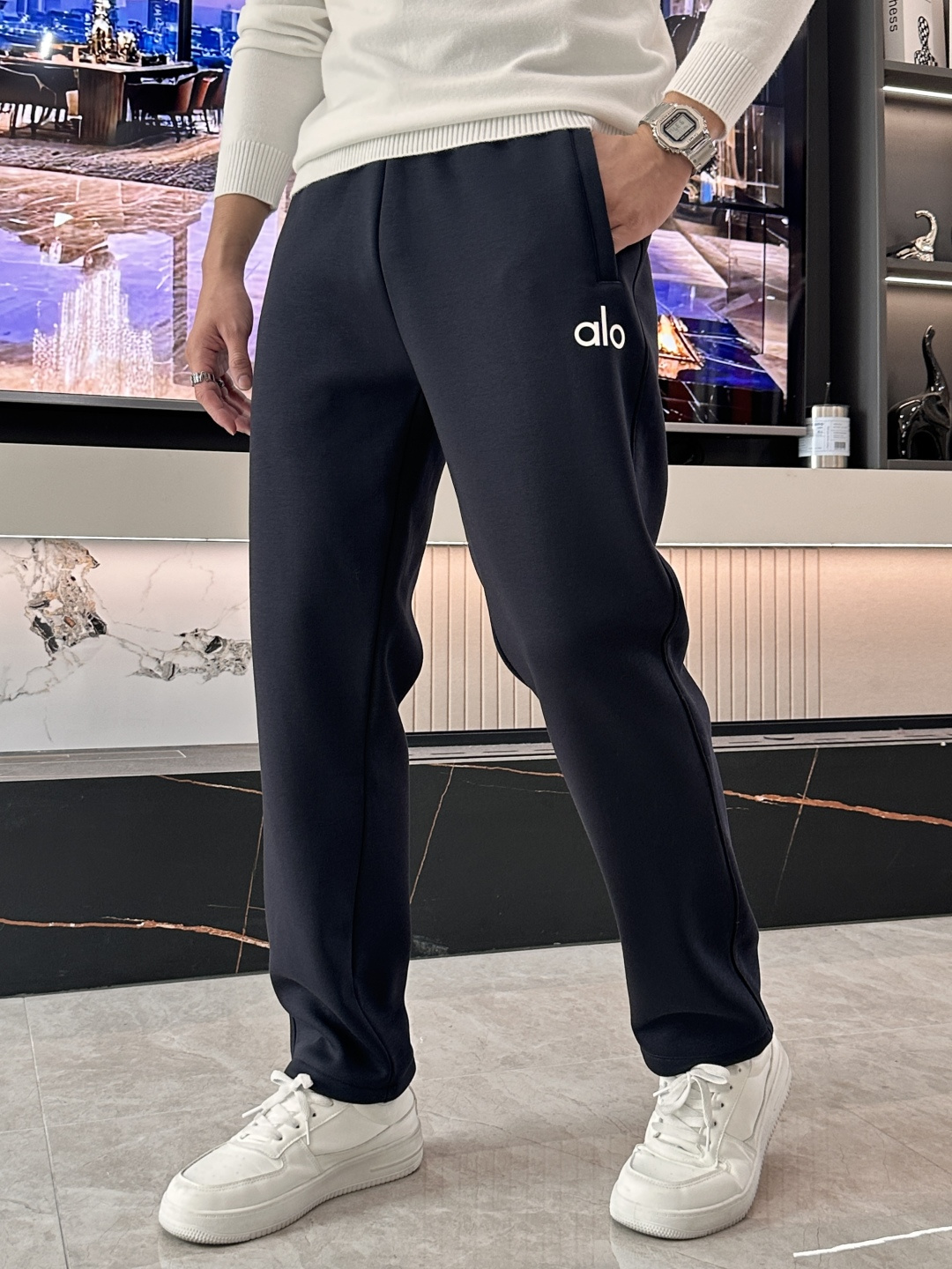 NO:600650,alo2025 autumn and winter latest casual pants with velvet lining, very warm!  The shape is great, it can repair various leg shapes very well, and it is very personalized!  Soft and sweat-wicking, extremely comfortable. The waistband of the trouser legs is customized with elastic elastic bands and original accessories details. The upper body is sporty, casual and fashionable, a must-have for leisure and travel. Sizes L-XXXXL,,alexander wang19860909alo2025秋冬最新休闲裤 内里加绒,非常保暖！版型超赞,能很好的修复各种腿型,非常个性！柔软排汗,舒适度极高.裤腿腰部订制松紧橡筋、原版辅料细节.上身运动休闲时尚,出街休闲、外出旅游必备. 尺码L-XXXXL,,alexander wang,Men's clothing