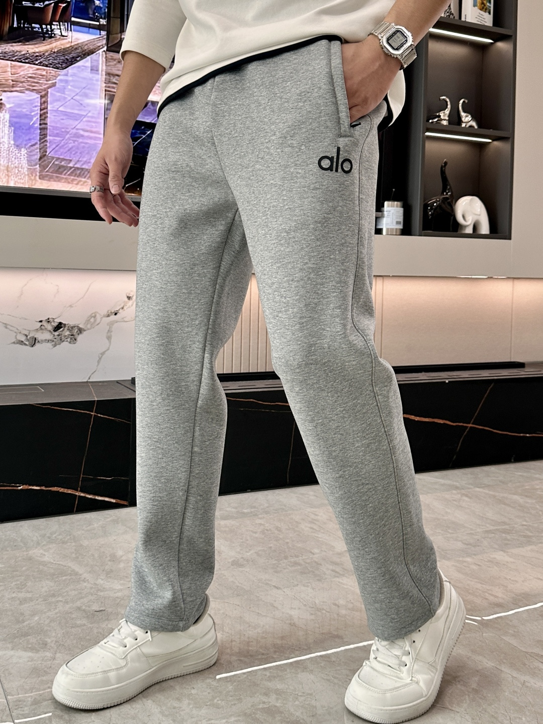 alo 2025秋冬最新休闲裤 内里加绒，非常保暖！版型超赞，能很好的修复各种腿型，非常个性！柔软排汗，