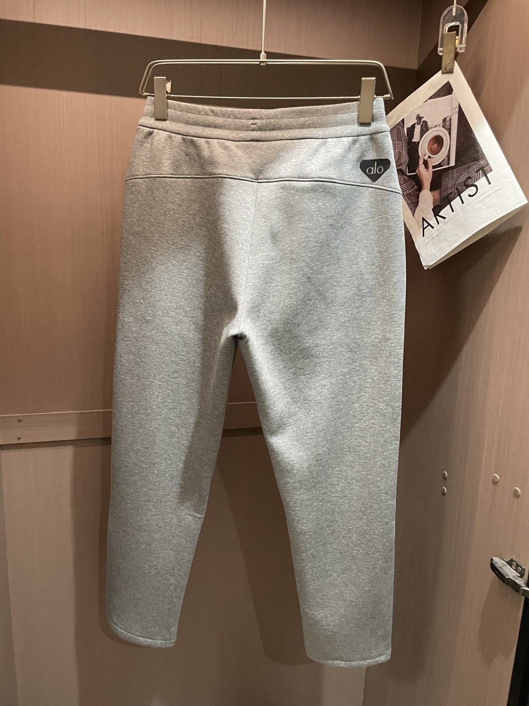 alo 2025秋冬最新休闲裤 内里加绒，非常保暖！版型超赞，能很好的修复各种腿型，非常个性！柔软排汗，