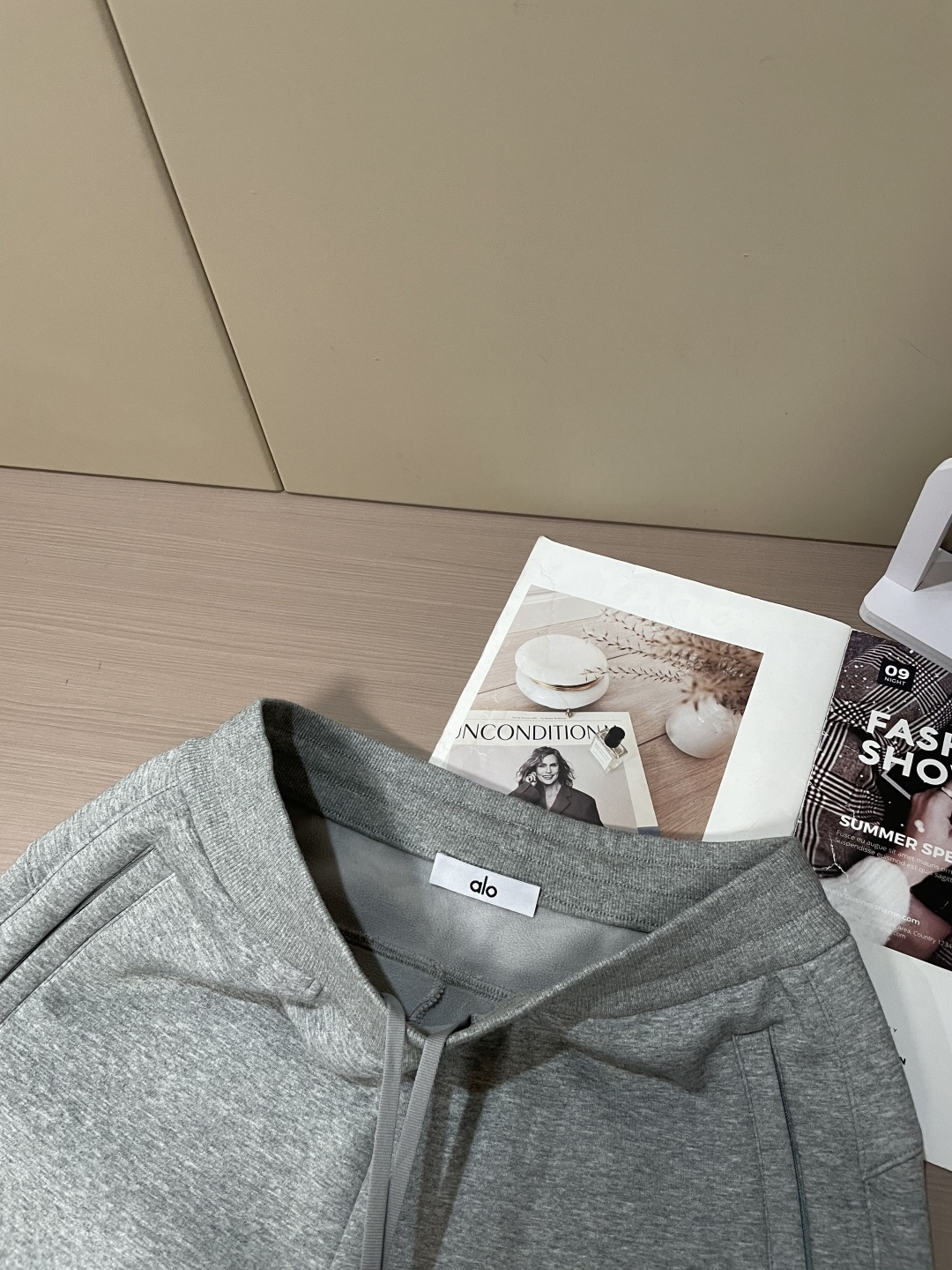 alo 2025秋冬最新休闲裤 内里加绒，非常保暖！版型超赞，能很好的修复各种腿型，非常个性！柔软排汗，