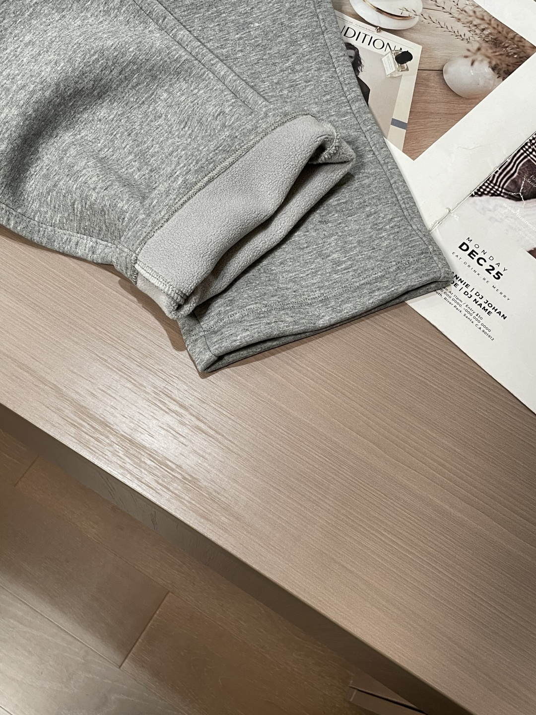 alo 2025秋冬最新休闲裤 内里加绒，非常保暖！版型超赞，能很好的修复各种腿型，非常个性！柔软排汗，