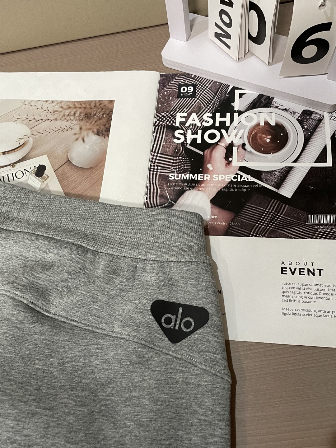 alo 2025秋冬最新休闲裤 内里加绒，非常保暖！版型超赞，能很好的修复各种腿型，非常个性！柔软排汗，