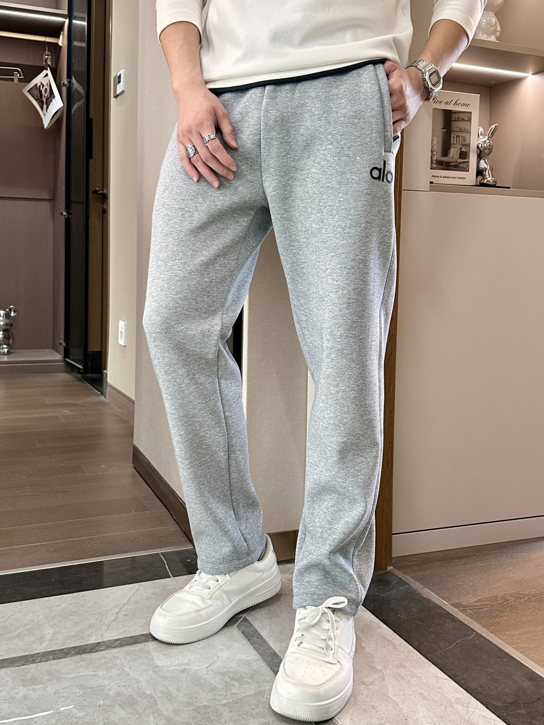 alo 2025秋冬最新休闲裤 内里加绒，非常保暖！版型超赞，能很好的修复各种腿型，非常个性！柔软排汗，