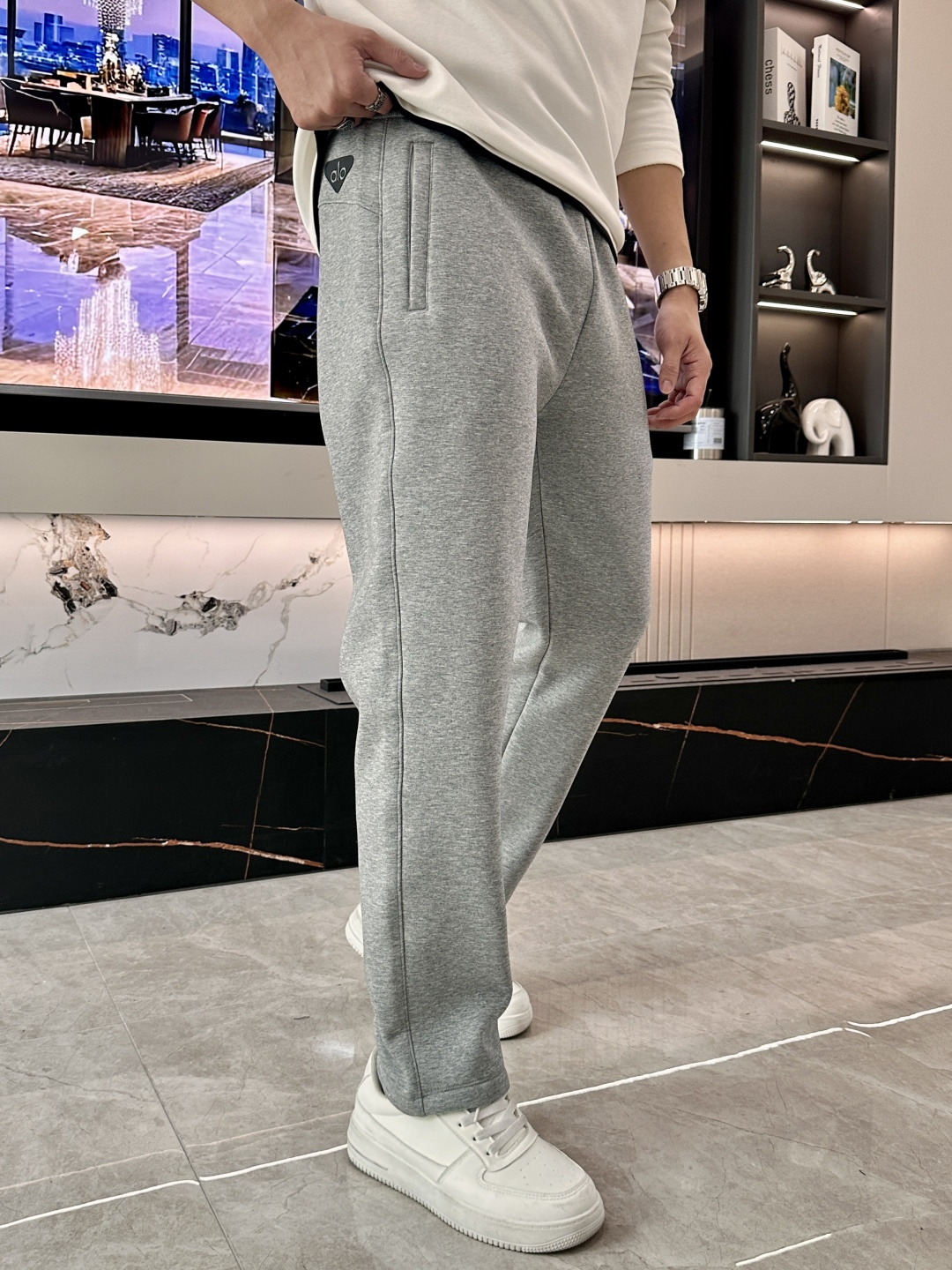 alo 2025秋冬最新休闲裤 内里加绒，非常保暖！版型超赞，能很好的修复各种腿型，非常个性！柔软排汗，