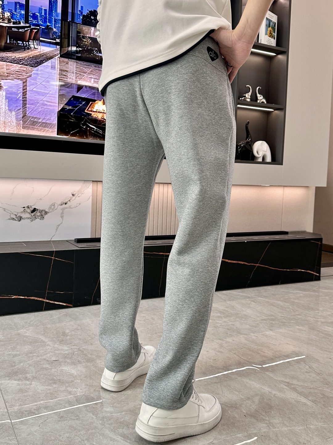 alo 2025秋冬最新休闲裤 内里加绒，非常保暖！版型超赞，能很好的修复各种腿型，非常个性！柔软排汗，