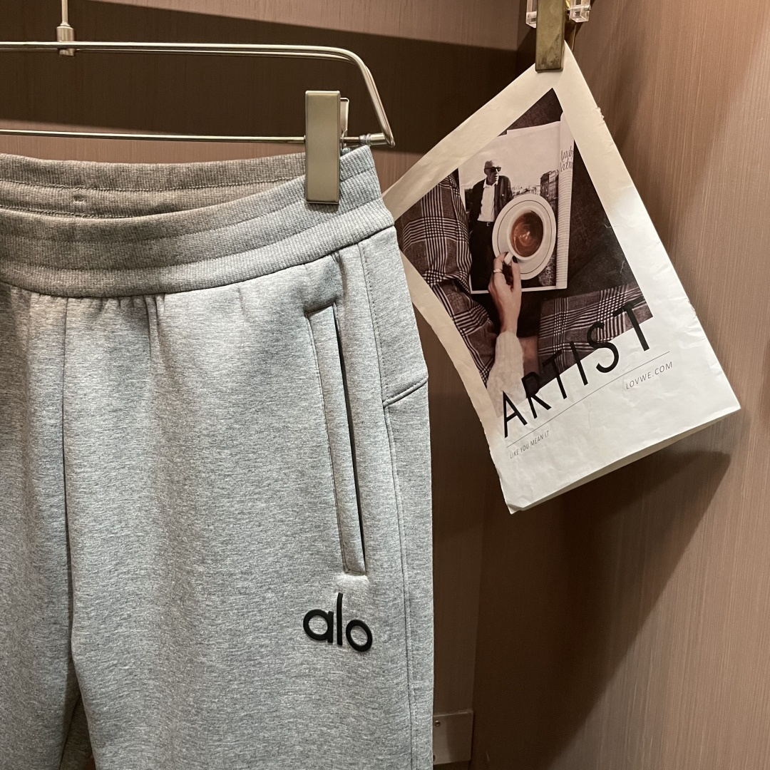 alo 2025秋冬最新休闲裤 内里加绒，非常保暖！版型超赞，能很好的修复各种腿型，非常个性！柔软排汗，
