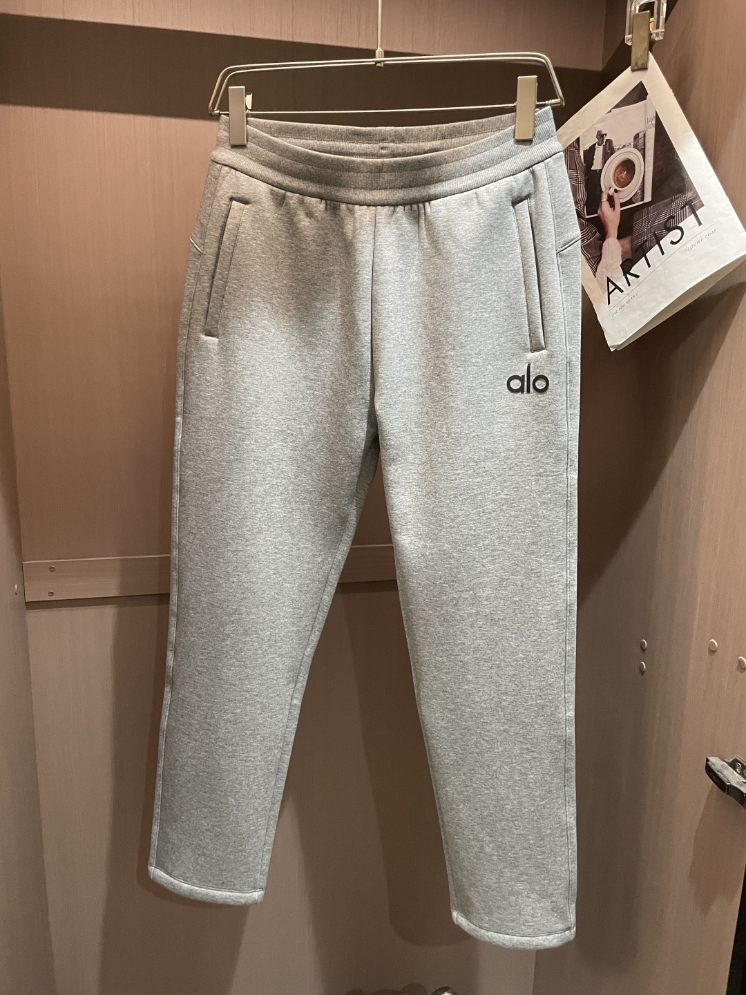 alo 2025秋冬最新休闲裤 内里加绒，非常保暖！版型超赞，能很好的修复各种腿型，非常个性！柔软排汗，