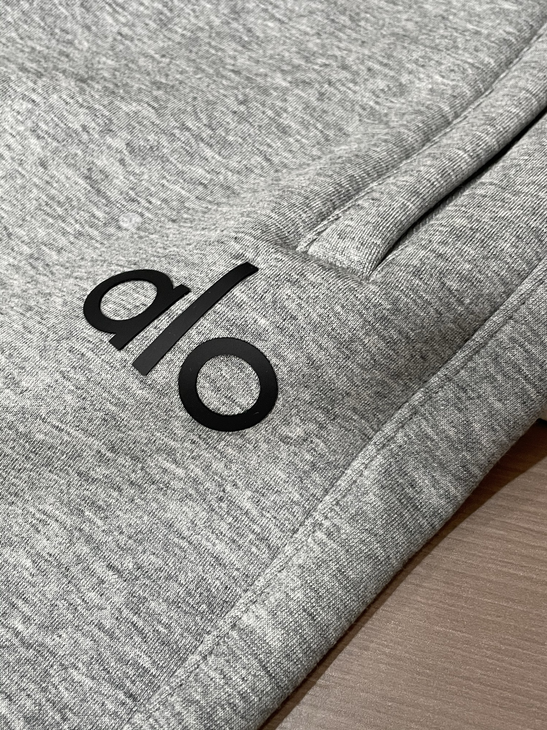 alo 2025秋冬最新休闲裤 内里加绒，非常保暖！版型超赞，能很好的修复各种腿型，非常个性！柔软排汗，